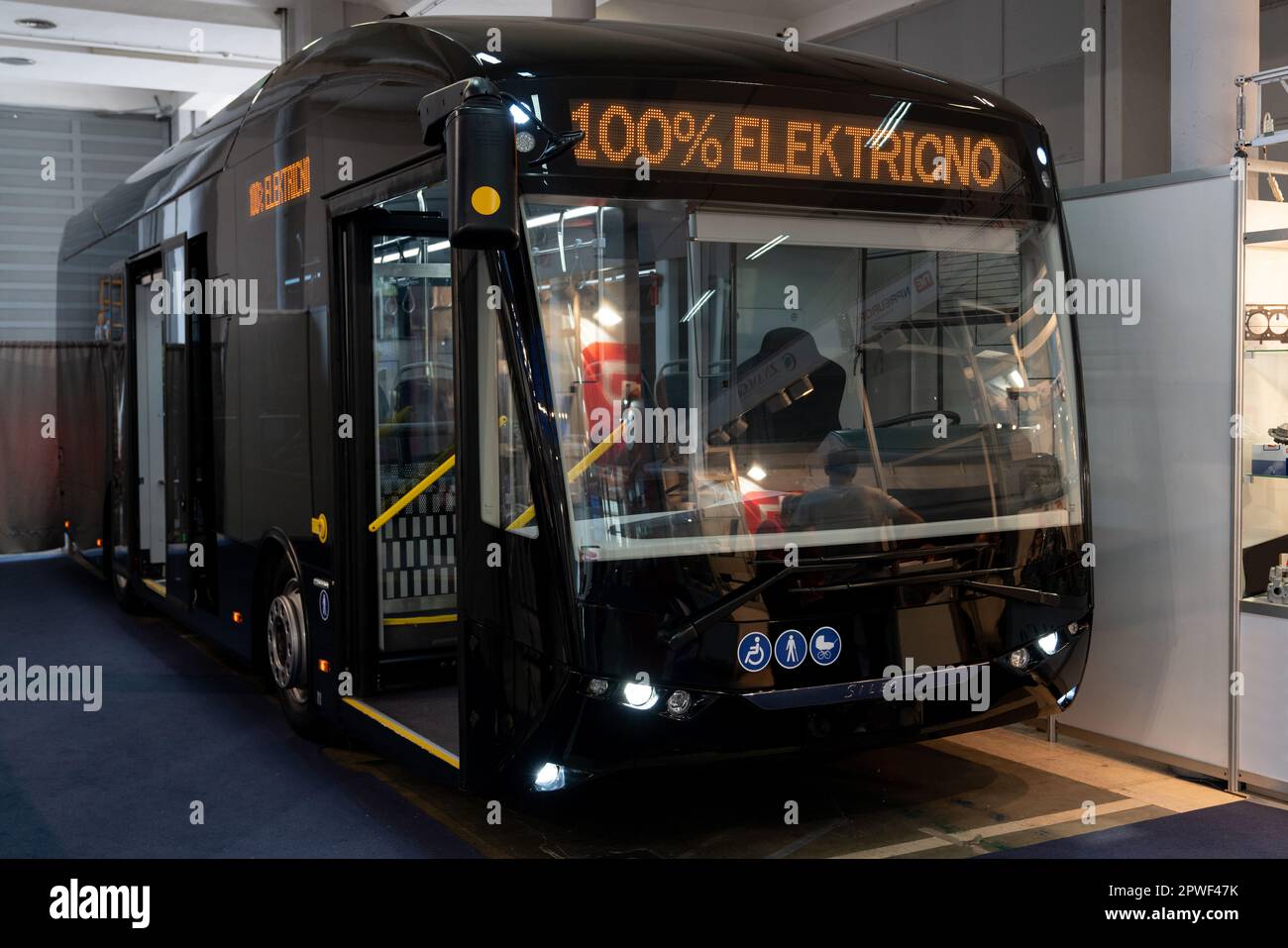 Belgrado, Serbia - 12 maggio 2022: Autobus elettrico SILEO al salone BG Foto Stock