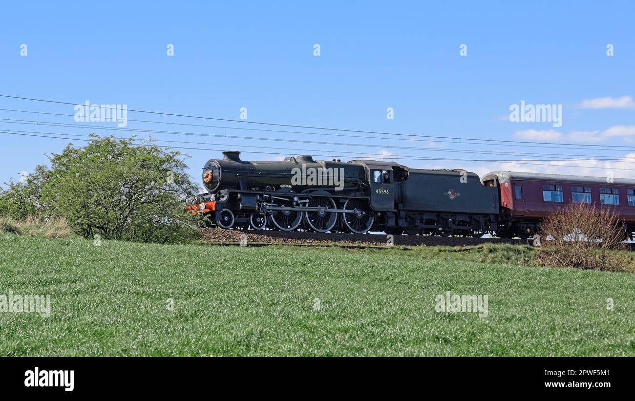 Eaglesfield, Scozia - 20 aprile 2023: La LMS Jubilee Class 45596 Bahamas vintage Locomotiva britannica a vapore in viaggio verso Carlisle, Inghilterra Foto Stock