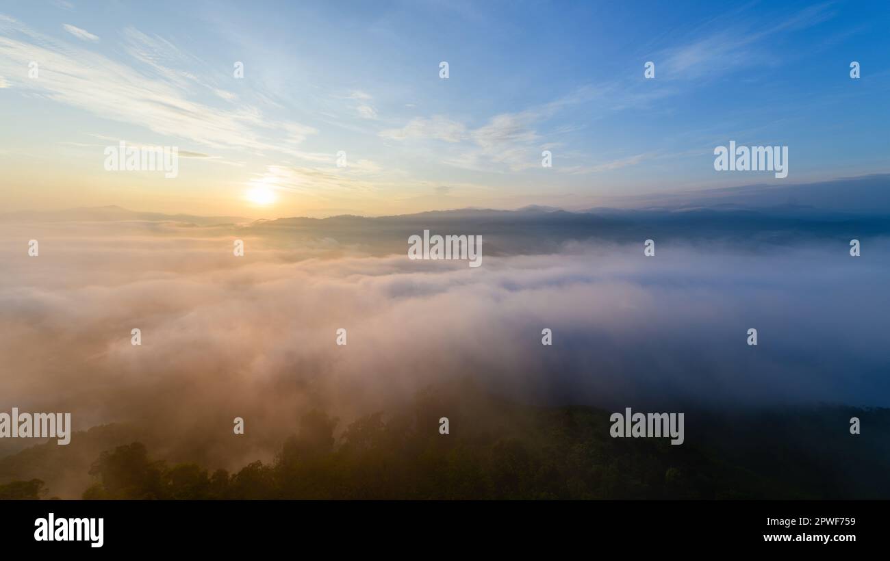 Bellissimo mare di nebbia e alba, vista da Aiyoeweng View Point, provincia di Yala, Thailandia Foto Stock