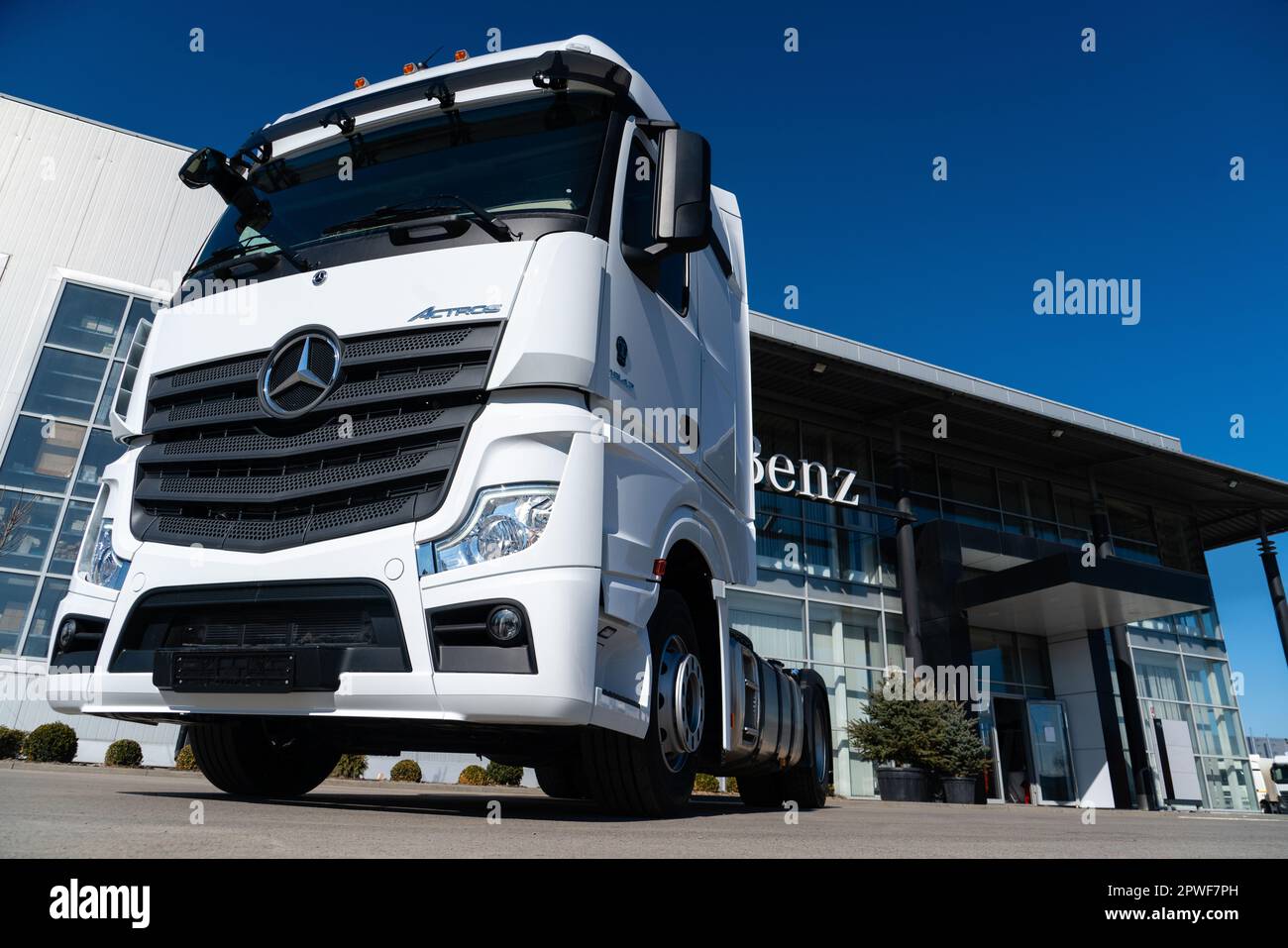 Mosca, Russia - Maggio, 2021: Nuovo camion Mercedes-Benz Actros di fronte alla concessionaria. Foto Stock