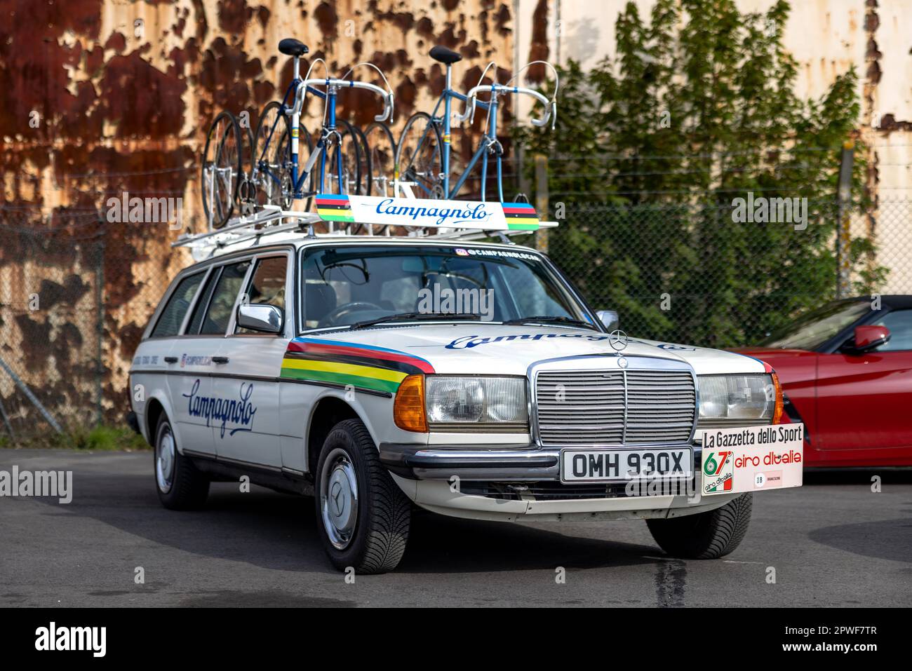 1984 Mercedes giro d’Italia Campagnolo in mostra al Bicester Heritage Centre il 30th aprile 2023. Foto Stock
