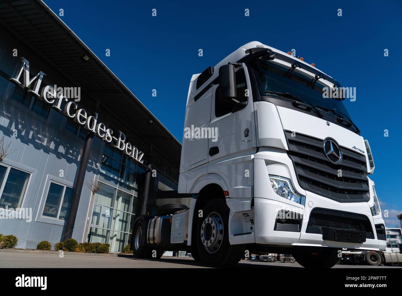Mosca, Russia - Maggio, 2021: Nuovo camion Mercedes-Benz Actros di fronte alla concessionaria. Foto Stock