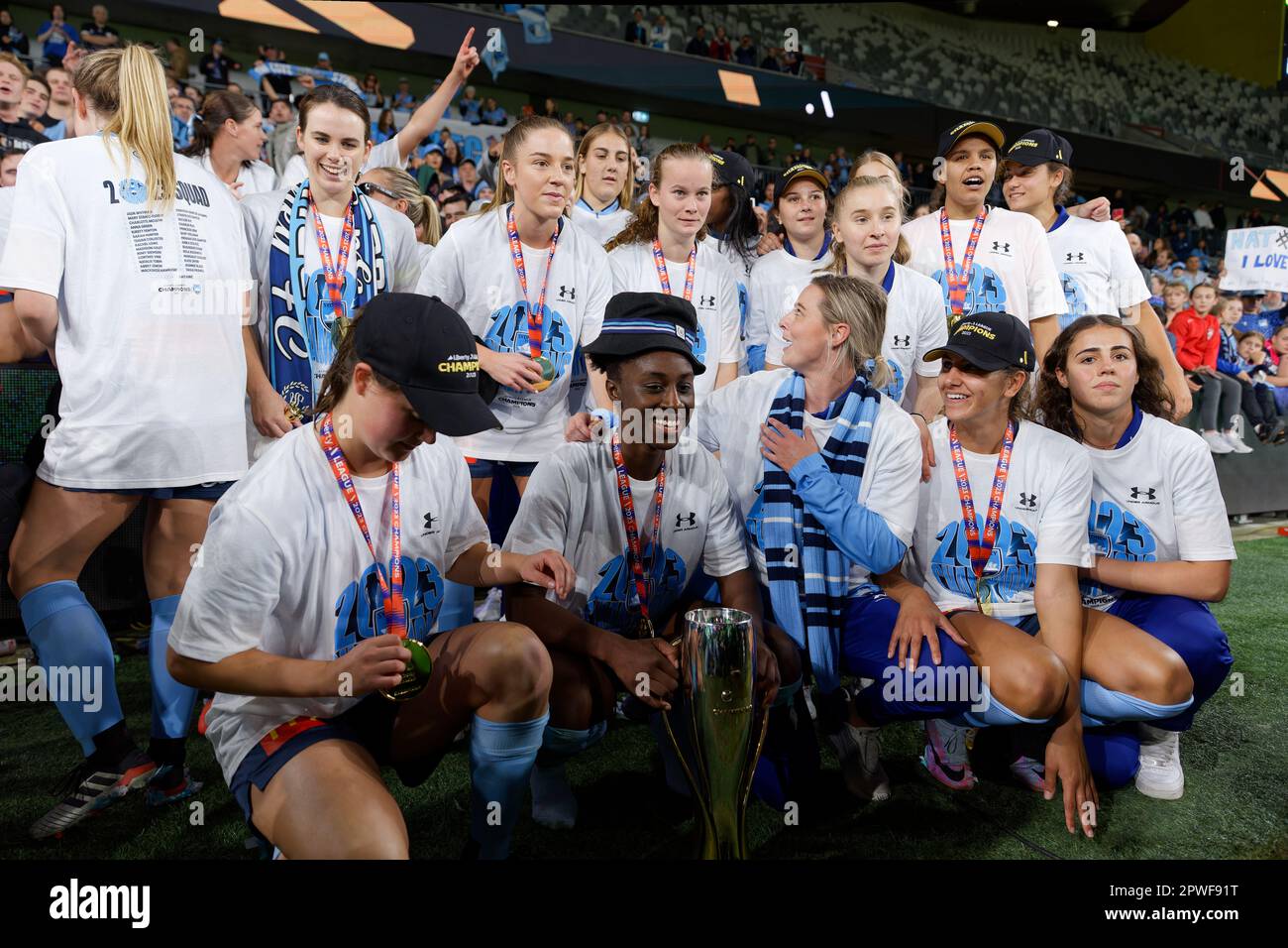 Sydney, Australia. 30th Apr, 2023. Il Sydney FC e i tifosi festeggiano con il trofeo dopo aver vinto la Grand Final Match tra Western United e il Sydney FC al CommBank Stadium il 30 aprile 2023 a Sydney, Australia Credit: IOIO IMAGES/Alamy Live News Foto Stock