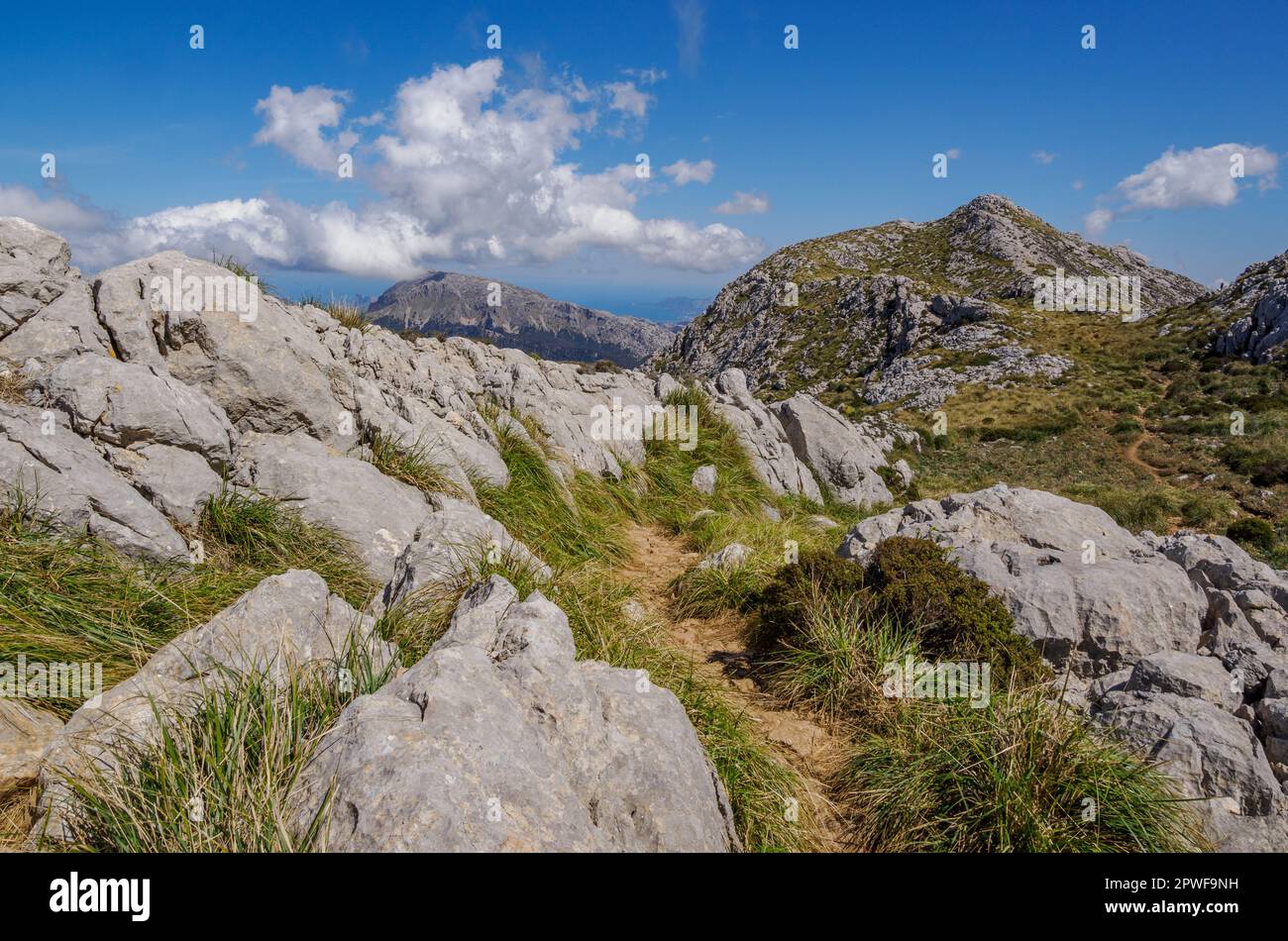 Vista dal Coll des Prat verso la Penisola di Formentor sulla GR221 la Drystone Route nei Monti Tramuntana di Maiorca in Spagna Foto Stock