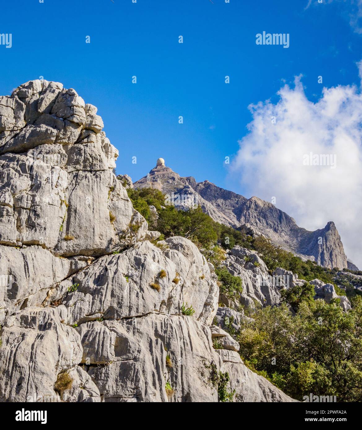 Puig Major la vetta più alta delle montagne della Serra de Tramuntana a Maiorca in Spagna e la sua prominente cupola radar dell'aeronautica militare statunitense in cima Foto Stock