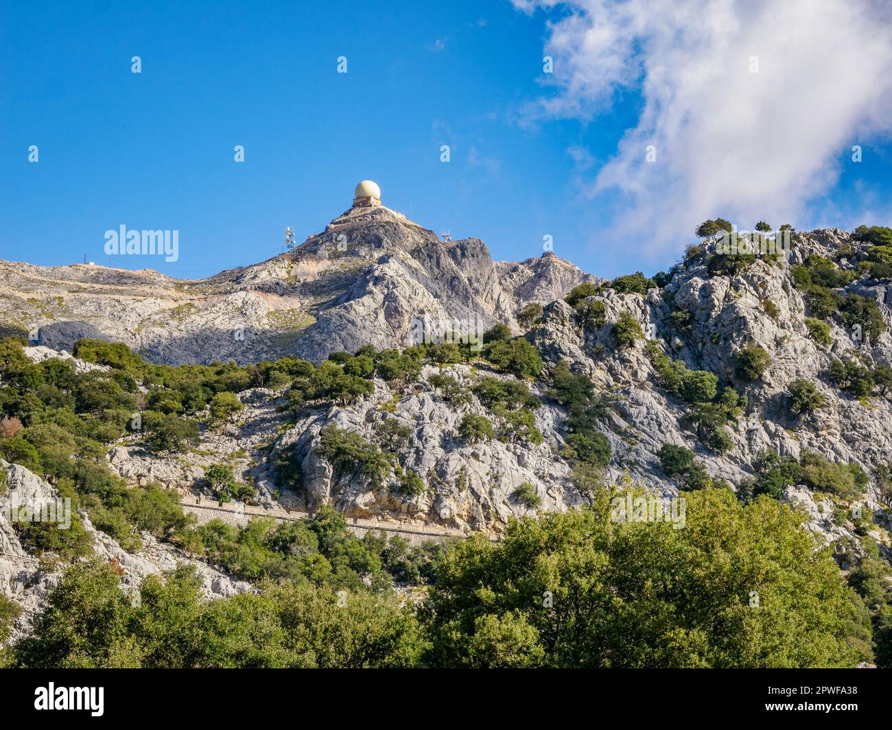 Puig Major la vetta più alta delle montagne della Serra de Tramuntana a Maiorca in Spagna e la sua prominente cupola radar dell'aeronautica militare statunitense in cima Foto Stock