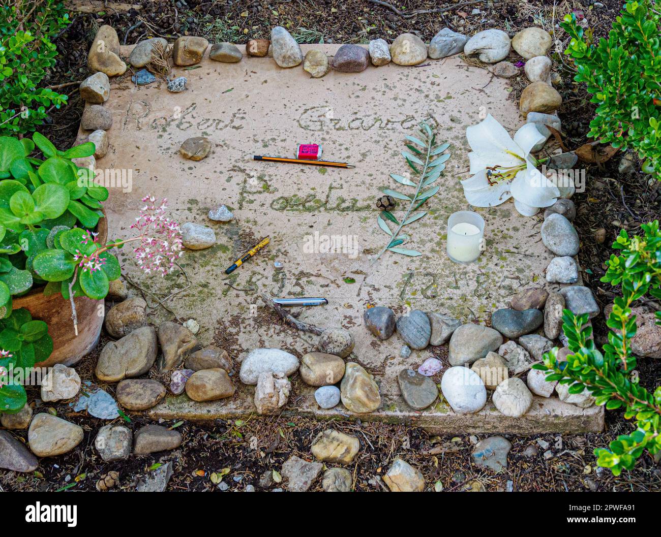 La modesta tomba di Robert Graves poeta di guerra inglese e autore nel cimitero di San Giovanni Battista nel villaggio collinare di Deia Majorca Foto Stock