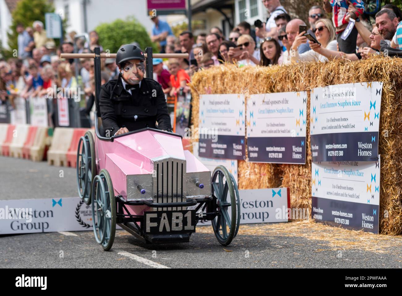 Grande Dunmow, Essex, Regno Unito. 30 aprile 2023. Circa sessanta squadre hanno partecipato alla quarta Great Dunmow Soapbox Race. I carrelli non alimentati delle squadre vengono spinti lungo la pendenza dalla linea di partenza e su salti fino a un traguardo temporizzato. I carrelli variano da quelli semplici a quelli più elaborati. Thunderbirds FAB1 Foto Stock