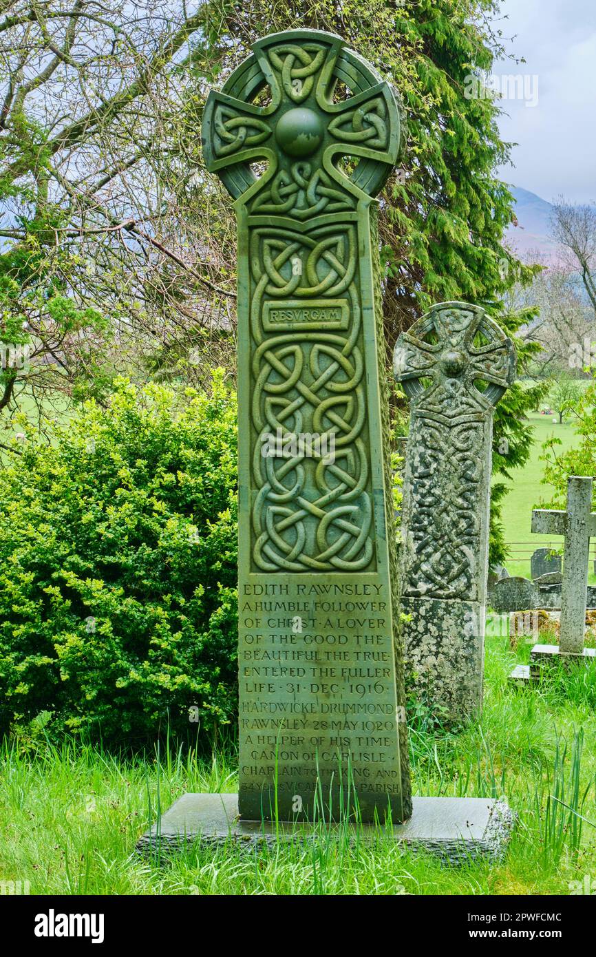 Tomba di Canon Hardwicke Drummond Rawnsley nella chiesa di St Kentigern, Crossthwaite, Keswick, Lake District, Cumbria Foto Stock