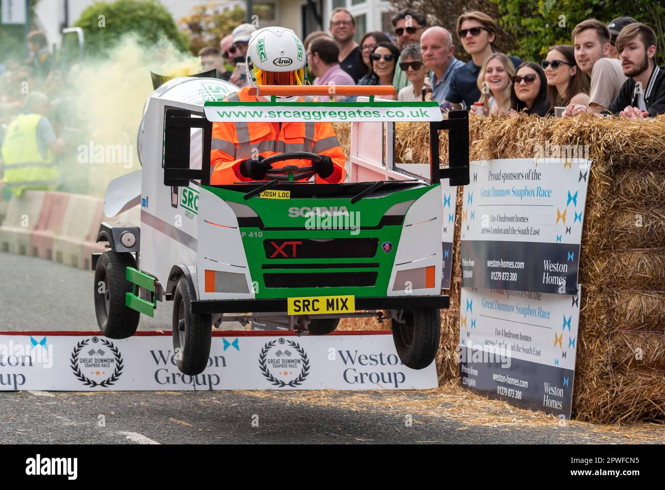 Grande Dunmow, Essex, Regno Unito. 30 aprile 2023. Circa sessanta squadre hanno partecipato alla quarta Great Dunmow Soapbox Race. I carrelli non alimentati delle squadre vengono spinti lungo la pendenza dalla linea di partenza e su salti fino a un traguardo temporizzato. I carrelli variano da quelli semplici a quelli più elaborati. Carrello carrello carrello per betoniere per aggregati SRC Foto Stock