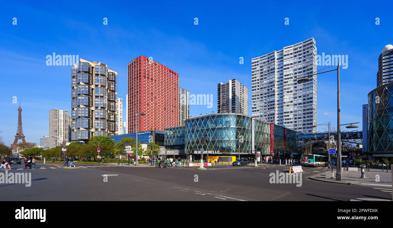 Parigi, Francia - 9 aprile 2023 : facciata in vetro del centro commerciale Beaugrenelle nel 15th° distretto di Parigi, una zona residenziale dall'architettura contemporanea Foto Stock