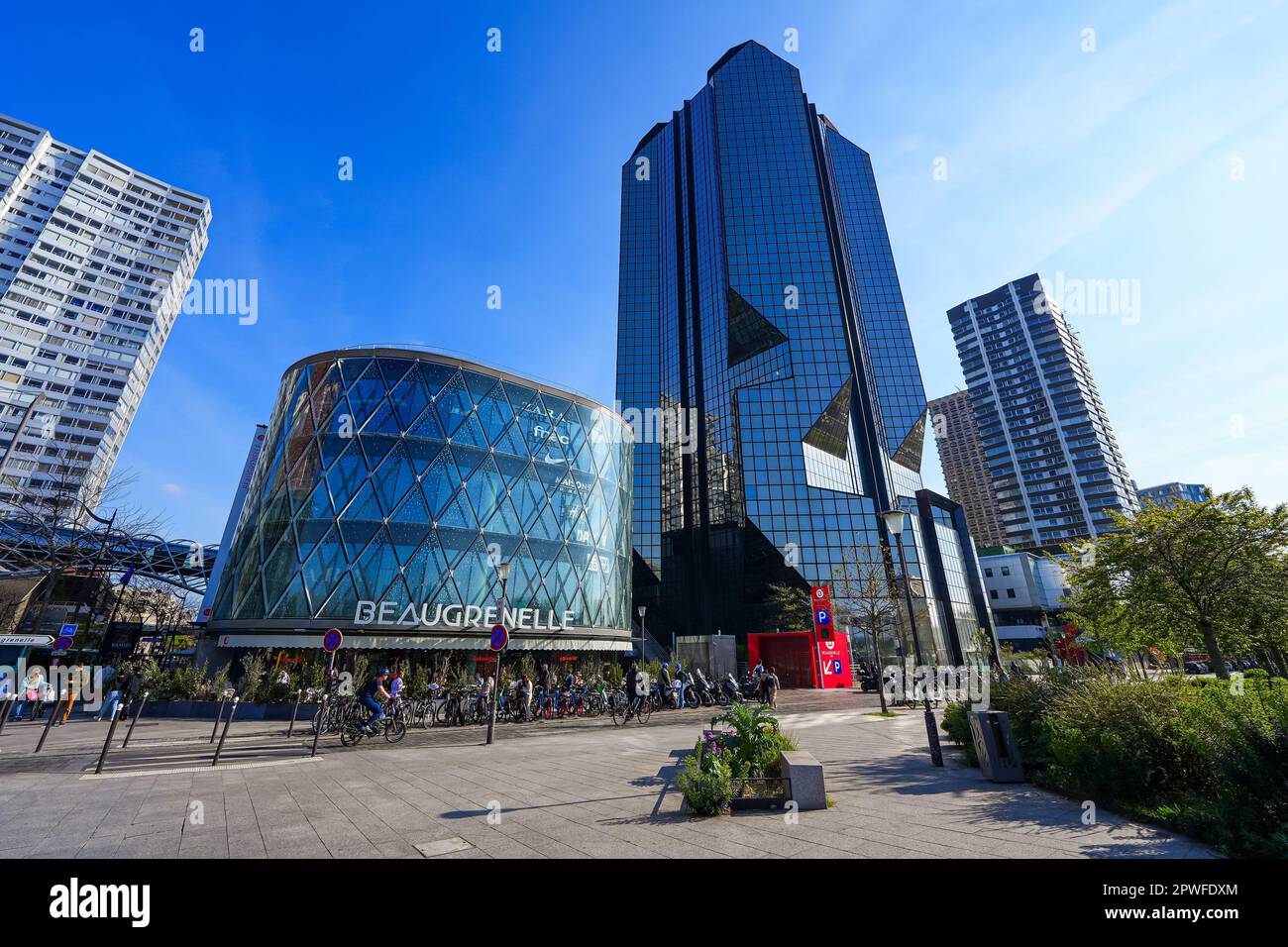 Parigi, Francia - 9 aprile 2023 : facciata in vetro del centro commerciale Beaugrenelle nel 15th° distretto di Parigi, una zona residenziale dall'architettura contemporanea Foto Stock