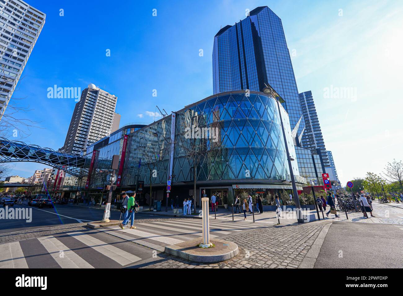 Parigi, Francia - 9 aprile 2023 : facciata in vetro del centro commerciale Beaugrenelle nel 15th° distretto di Parigi, una zona residenziale dall'architettura contemporanea Foto Stock