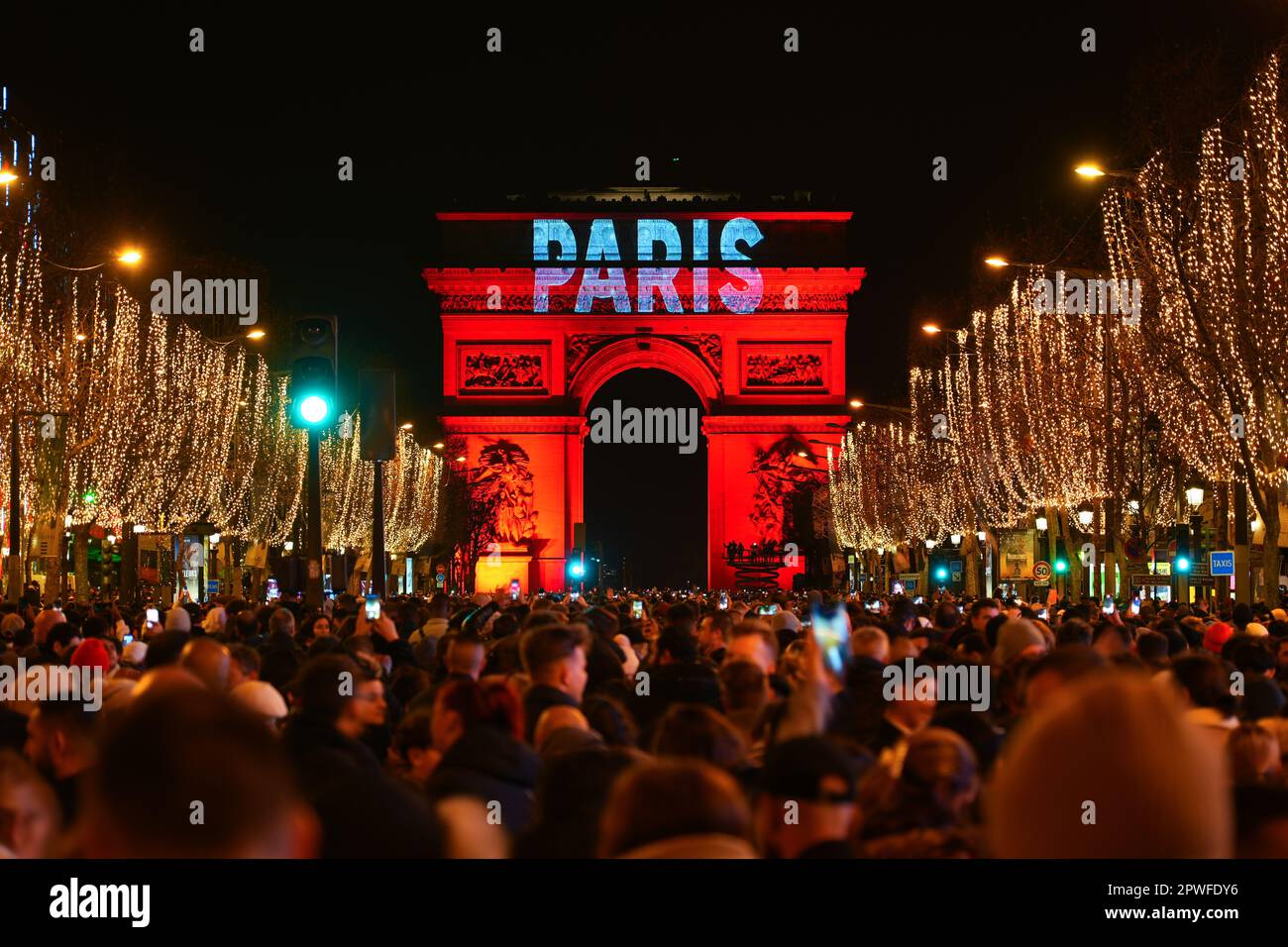 Parigi, Francia - 1st gennaio 2023 : la folla si è riunita sugli Champs Elysées a Parigi per celebrare il passaggio al 2023 con uno spettacolo di fuochi d'artificio sull'Arco Foto Stock
