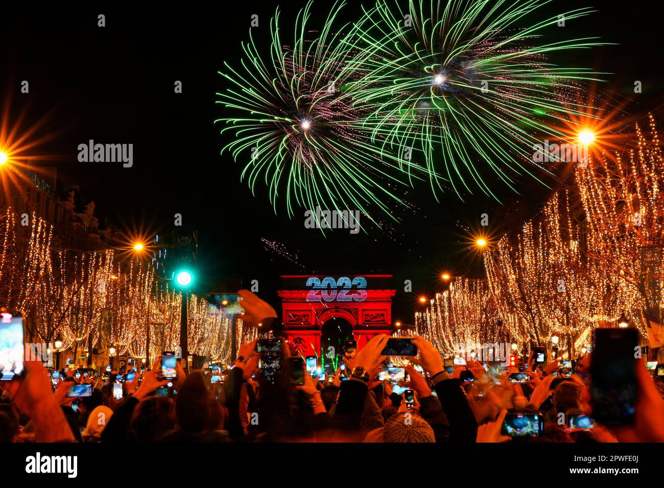 Parigi, Francia - 1st gennaio 2023 : fuochi d'artificio di Capodanno sull'Arco di Trionfo (arco trionfale) sugli Champs Elysées a Parigi per celebrare il pas Foto Stock