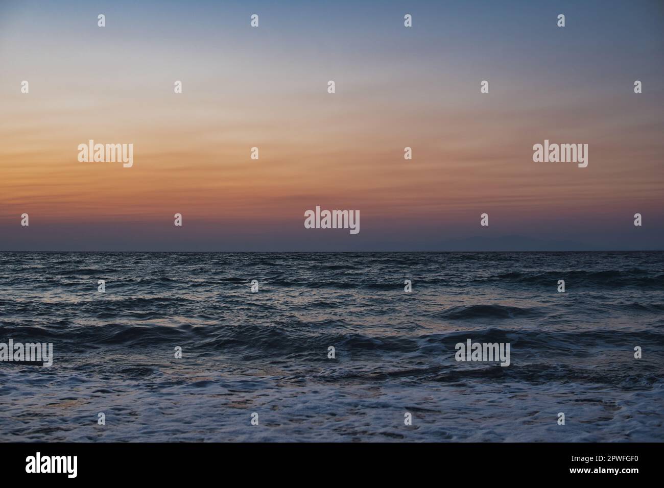 Pochi minuti dopo il tramonto sul Mar Mediterraneo durante la stagione estiva Foto Stock