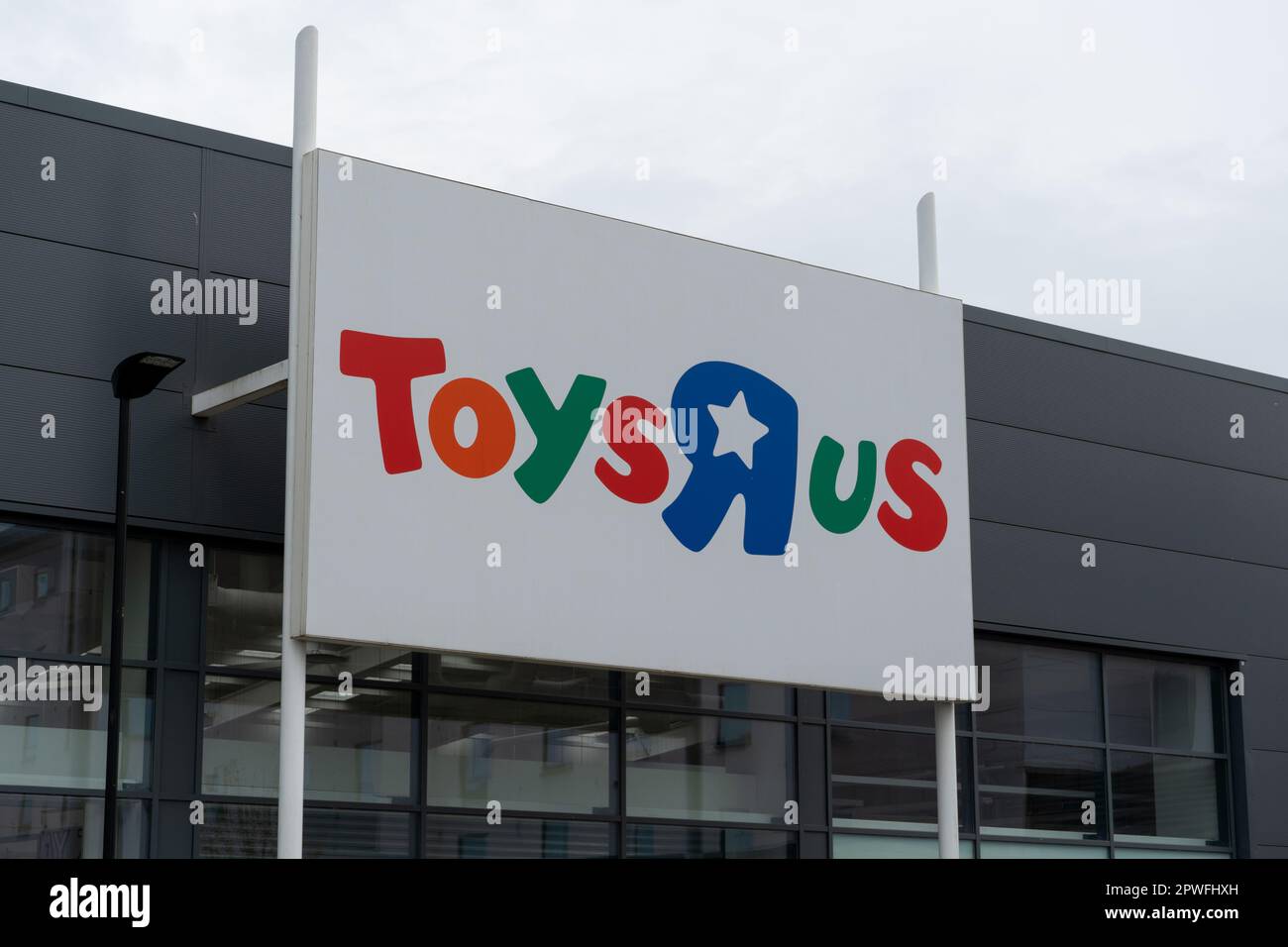 Il logo di Toys R US sulla facciata di un negozio abbandonato. Foto Stock