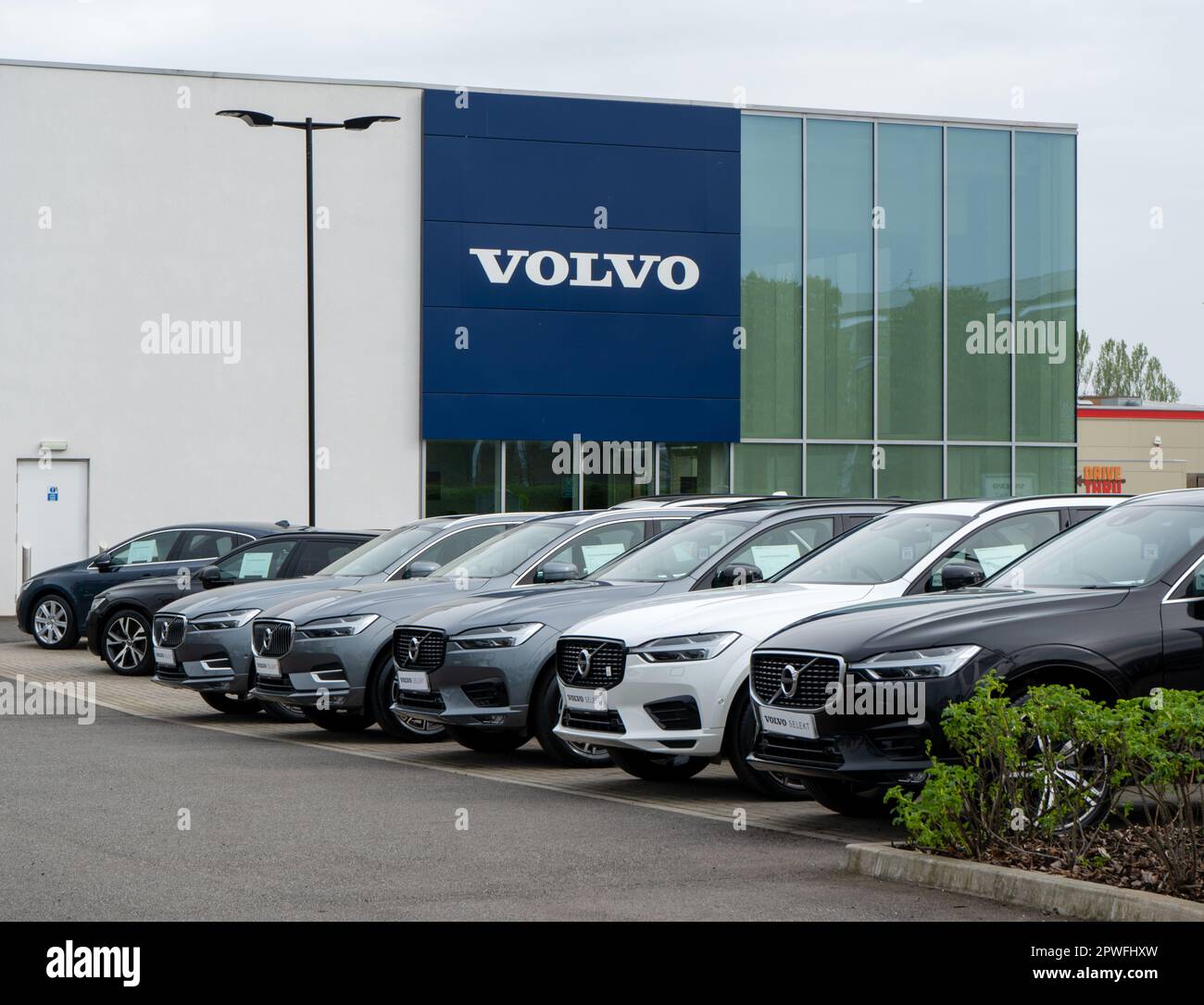 Una fila di auto volvo viste all'esterno di una concessionaria volvo. Foto Stock