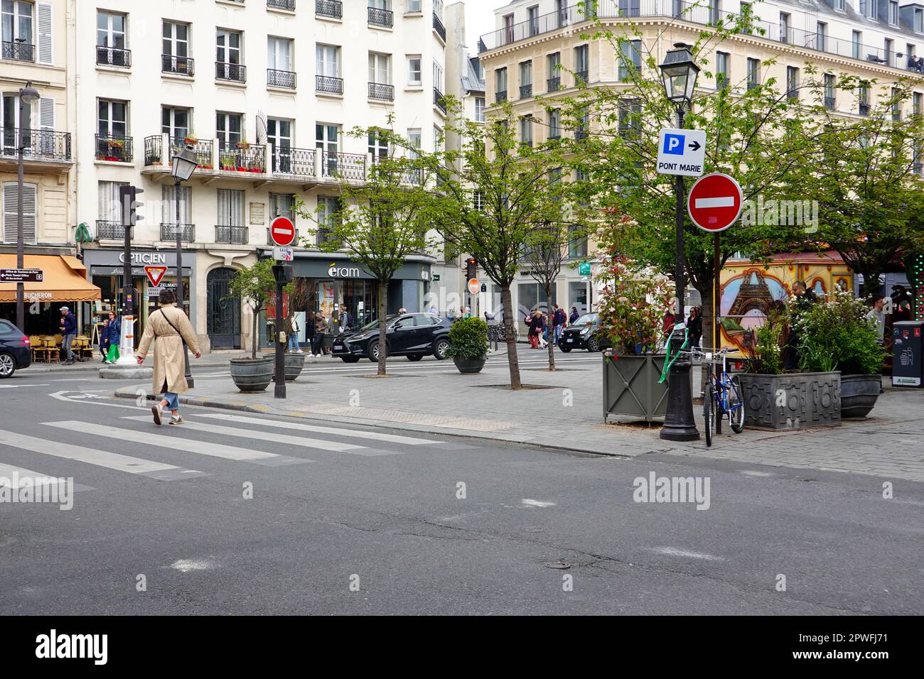 Scena di strada con la gente, zona di Saint Paul, rue de Rivol e rue de Fourcart, Parigi, Francia. Foto Stock