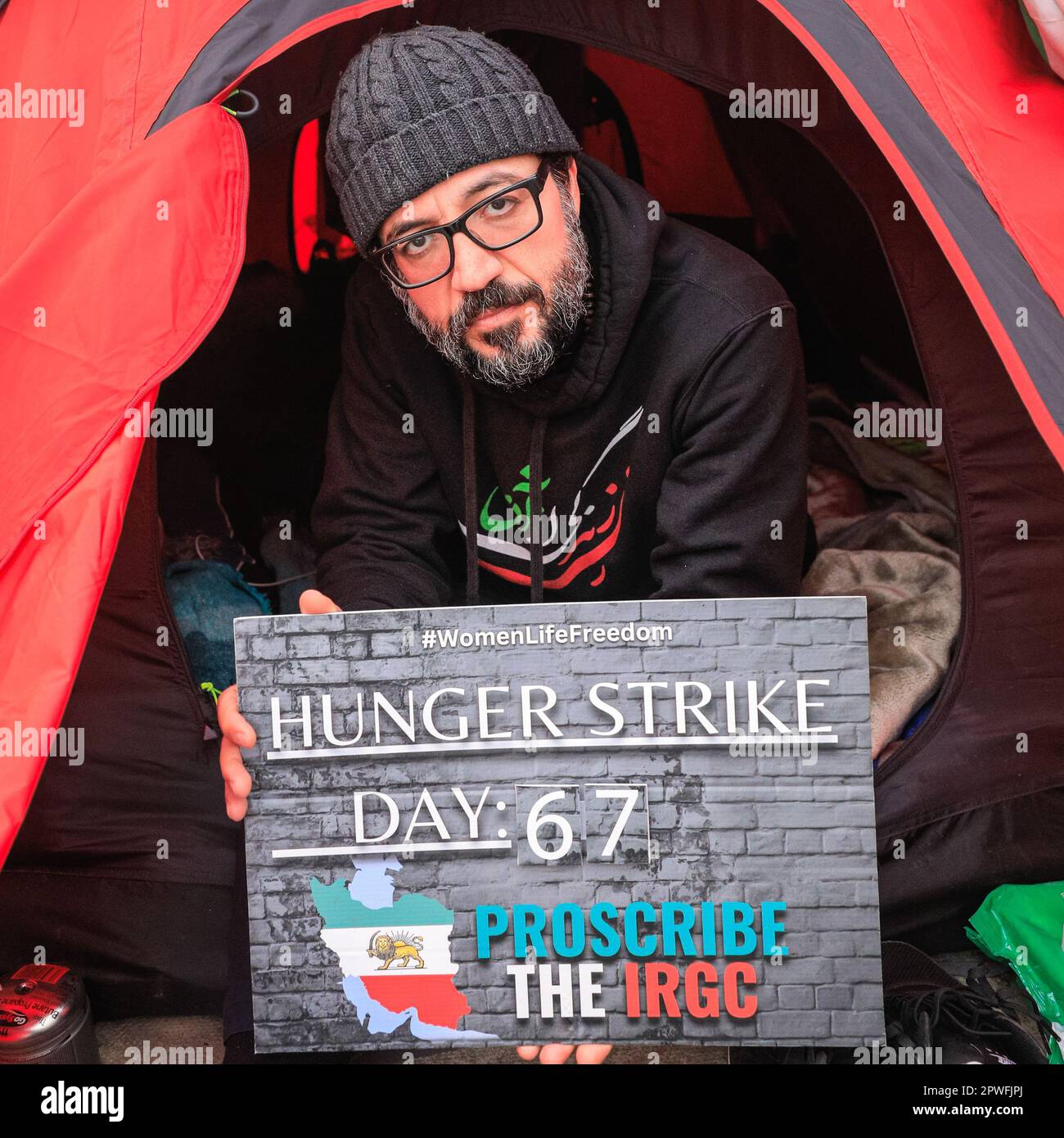 Londra, Regno Unito. 30th Apr, 2023. Vahid Beheshti nella sua tenda. Beheshti è il giorno 67 del suo sciopero della fame al di fuori del Ministero degli Esteri britannico e chiede che l'IRGC (corpo della Guardia rivoluzionaria Islamica) sia inserito nella lista delle organizzazioni terroristiche internazionali da parte del Regno Unito. Ha avuto incontri con il FO, e ieri, diverse migliaia di sostenitori protestato in un raduno centrale di Londra per sostenere Beheshti. Il giorno 67, è in uno degli scioperi più noti della fame nel Regno Unito. Credit: Imageplotter/Alamy Live News Foto Stock