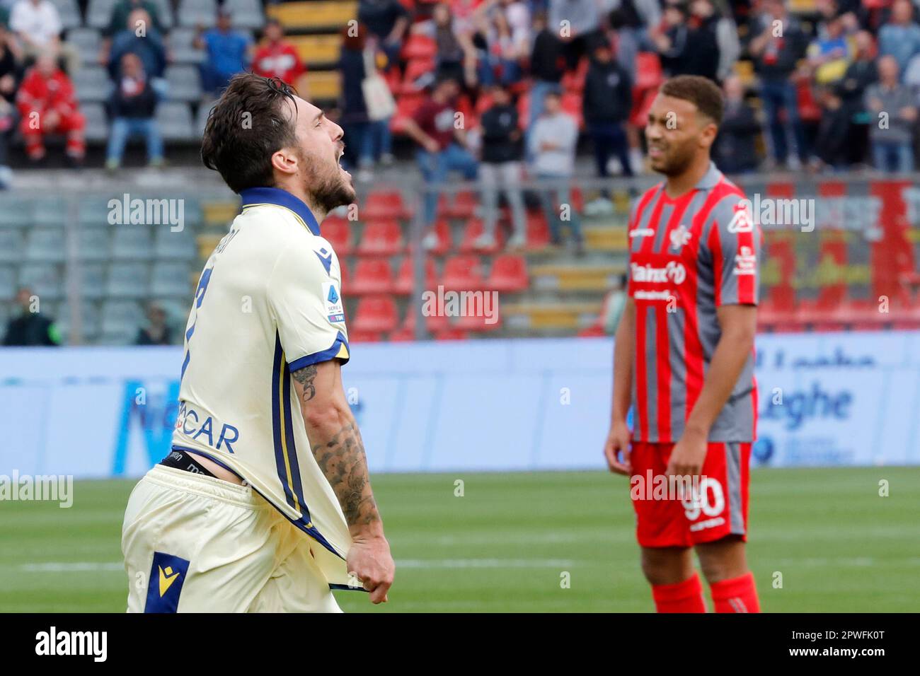 Stadio Giovanni Zini, Cremona, Italia. 30th Apr, 2023. Serie A Football; Cremonese contro Hellas Verona; Simone Verdi di Hellas Verona festeggia dopo aver segnato il gol per 1- 1 Credit: Action Plus Sports/Alamy Live News Foto Stock