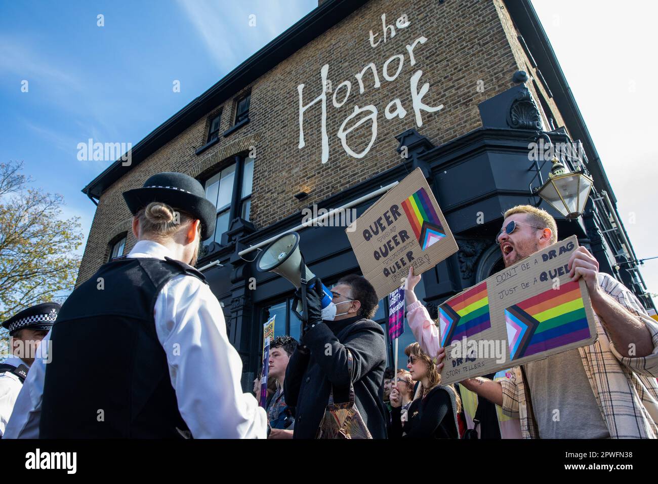 Londra, Regno Unito. 29th aprile 2023. Anti-fascisti, persone LGBTIQA+ e residenti locali si oppongono a una piccola protesta da parte dei sostenitori di Turning Point UK contro un evento Drag Queen Story Time al pub Honor Oak di Forest Hill. Turning Point UK, così come i gruppi di estrema destra come Patriotic alternative, hanno cercato di impedire che gli eventi precedenti di Drag Queen Story Time abbiano luogo. La contro-protesta è stata organizzata dai gruppi Stand Up to Racism, Lewisham National Education Union e LGBTIQA+. Credit: Notizie dal vivo di Mark Kerrison/Alamy Foto Stock