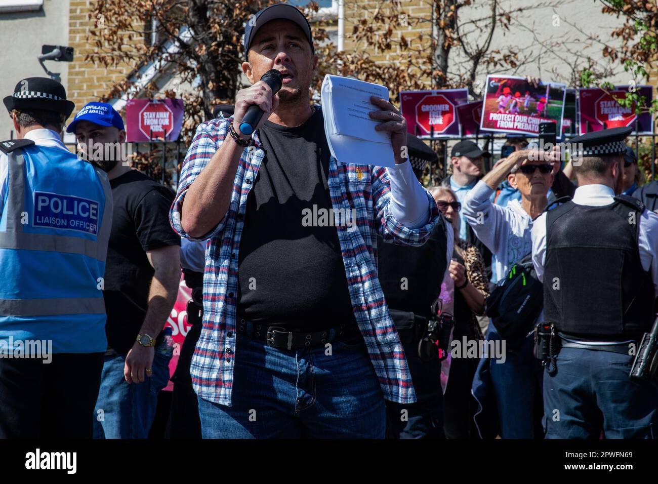 Londra, Regno Unito. 29th aprile 2023. Scott Newgent, un uomo transgender americano che si batte contro la transizione medica per i giovani, parla durante una protesta dei sostenitori di Turning Point UK contro un evento Drag Queen Story Time al pub Honor Oak a Forest Hill. Turning Point UK ha cercato di impedire che gli eventi Drag Queen Story Time abbiano luogo. Una contro-protesta è stata organizzata dai gruppi Stand Up to Racism, Lewisham National Education Union e LGBTIQA+. Credit: Notizie dal vivo di Mark Kerrison/Alamy Foto Stock