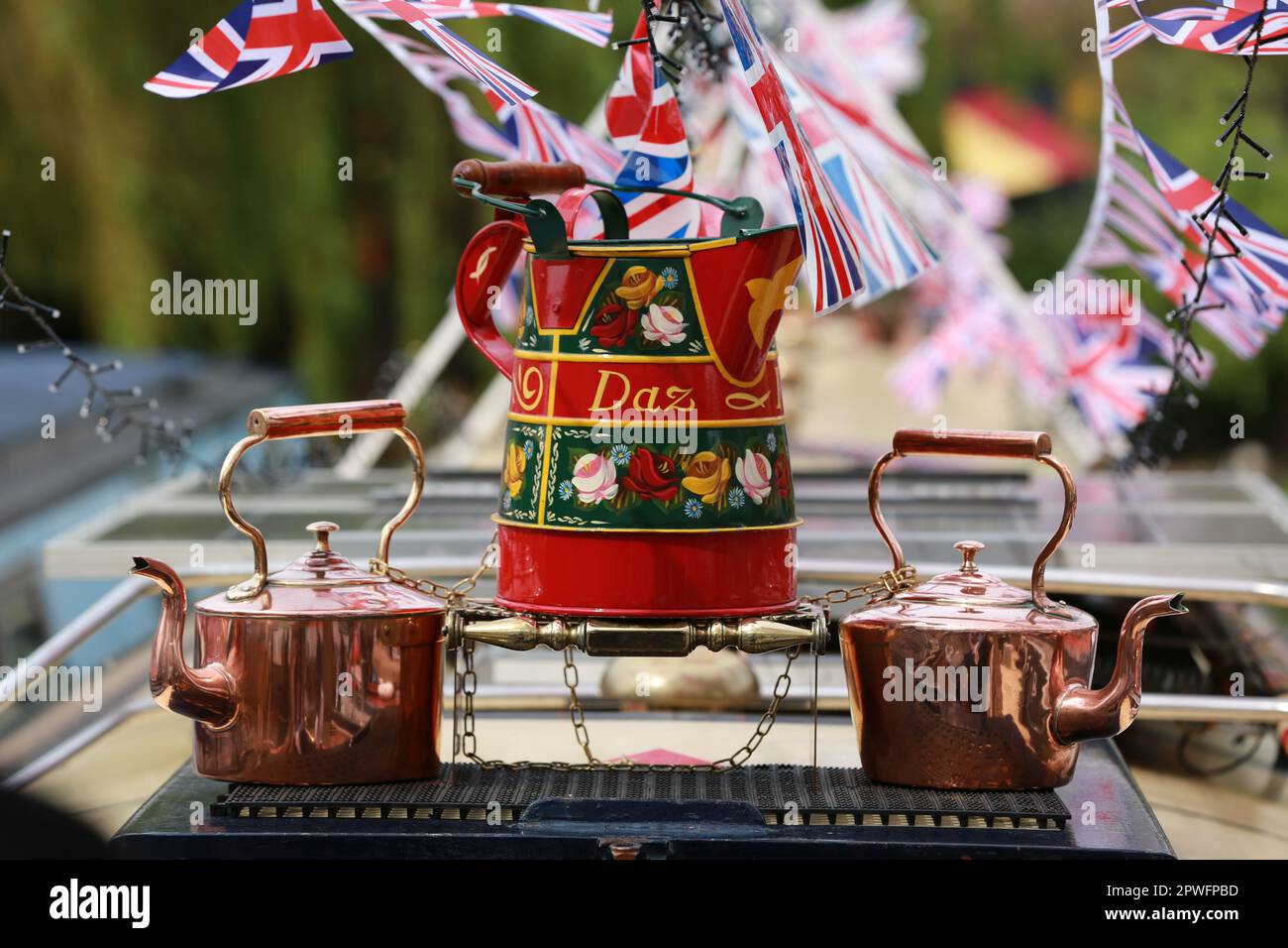 Londra, Regno Unito. 30 aprile 2023. La 40a edizione dell'IWA Canalway Cavalcade si svolge durante il weekend di May Bank Holiday nella Little Venice di Londra. Dove arriva il Grand Union Canal a Paddington, le barche a remi sono adornate di bunting e si svolgono eventi familiari insieme a varie competizioni tra armatori. Credito: Waldemar Sikora / Alamy Live News Foto Stock