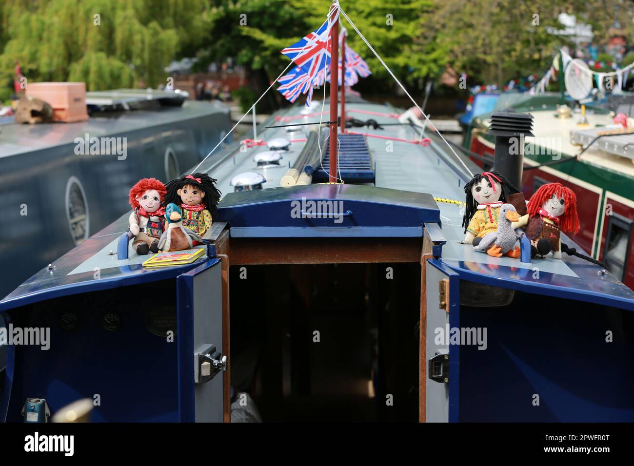 Londra, Regno Unito. 30 aprile 2023. La 40a edizione dell'IWA Canalway Cavalcade si svolge durante il weekend di May Bank Holiday nella Little Venice di Londra. Dove arriva il Grand Union Canal a Paddington, le barche a remi sono adornate di bunting e si svolgono eventi familiari insieme a varie competizioni tra armatori. Credito: Waldemar Sikora / Alamy Live News Foto Stock