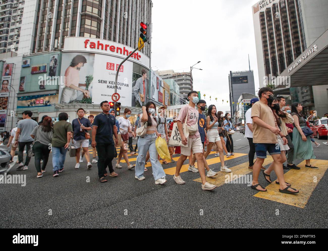 Kuala Lumpur, Malesia. 30th Apr, 2023. I pedoni attraversano l'incrocio stradale vicino al quartiere dello shopping a Kuala Lumpur. (Credit Image: © Wong Fok Loy/SOPA Images via ZUMA Press Wire) SOLO PER USO EDITORIALE! Non per USO commerciale! Foto Stock