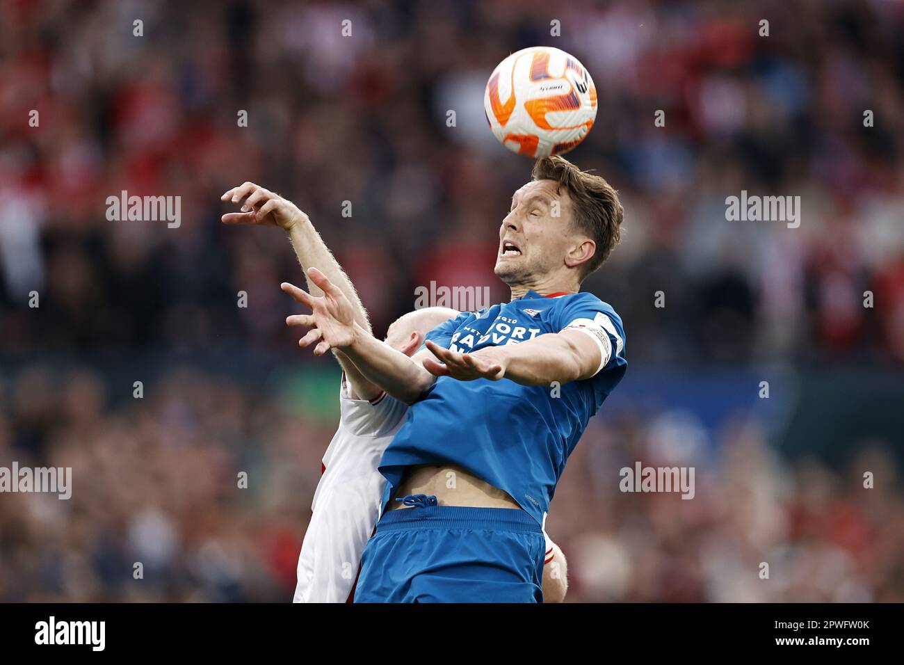 ROTTERDAM - (lr) Davy Klaassen di Ajax, Luuk de Jong di PSV Eindhoven durante la finale della Toto KNVB Cup tra PSV e Ajax al Feyenoord Stadium de Kuip il 30 aprile 2023 a Rotterdam, Paesi Bassi. ANP MAURICE VAN PIETRA Foto Stock