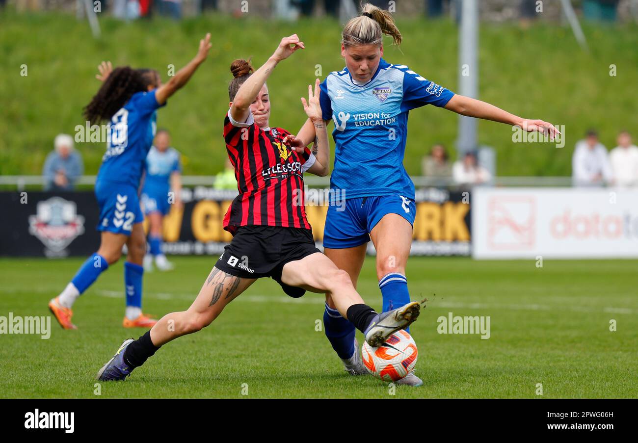 Lewes, Regno Unito. 30th Apr, 2023. Lewes, Inghilterra, 30th 2023 aprile: Rebecca McKenna (18 Lewes) affronta Poppy Pritchard (9 Durham) durante la partita di football della fa Womens Championship tra Lewes e Durham al Dripping Pan di Lewes, Inghilterra. (James Whitehead/SPP) Credit: SPP Sport Press Photo. /Alamy Live News Foto Stock