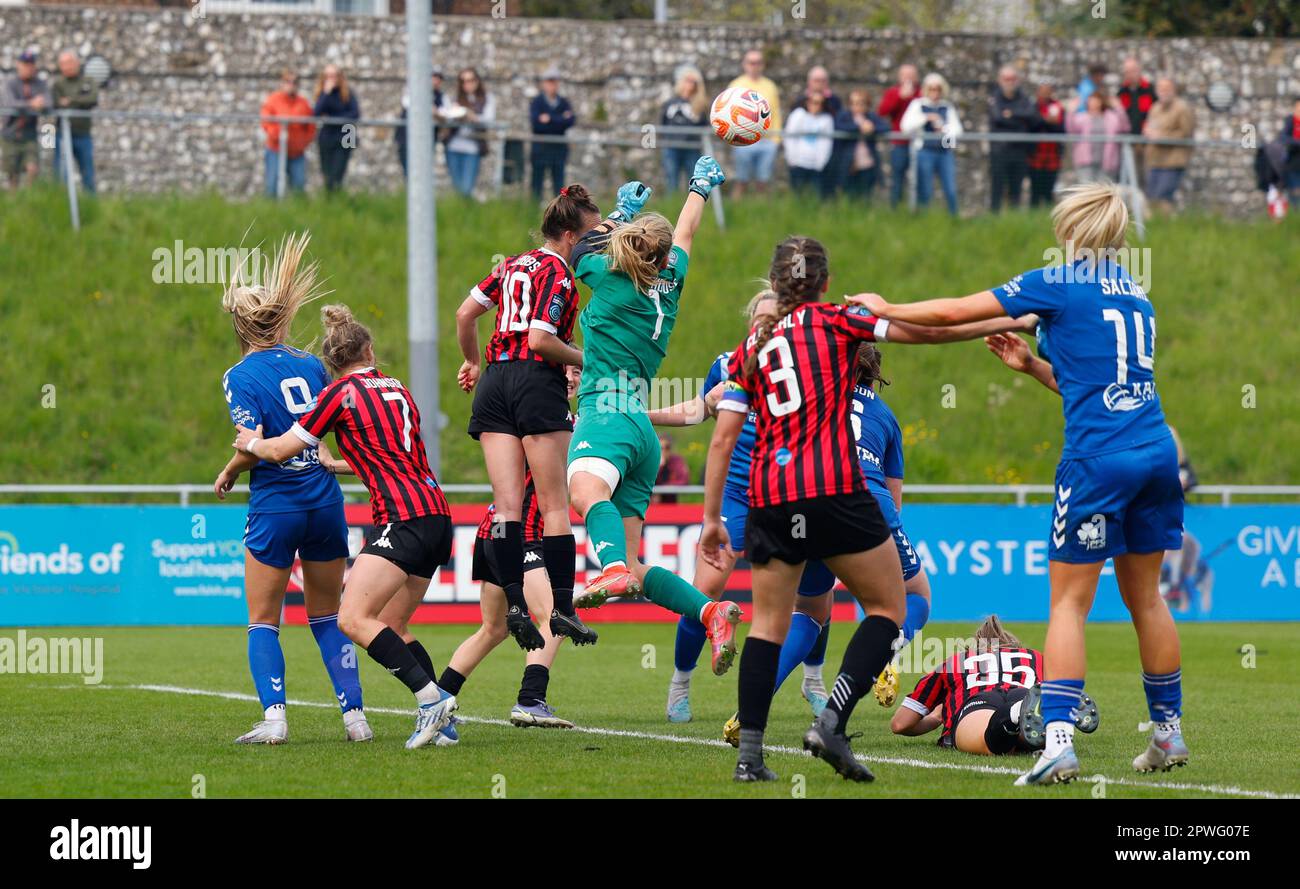 Lewes, Regno Unito. 30th Apr, 2023. Lewes, Inghilterra, 30th 2023 aprile: Il portiere Sophie Whitehouse (1 Lewes) pugna la palla in chiaro durante la partita di football della fa Womens Championship tra Lewes e Durham al Dripping Pan di Lewes, Inghilterra. (James Whitehead/SPP) Credit: SPP Sport Press Photo. /Alamy Live News Foto Stock