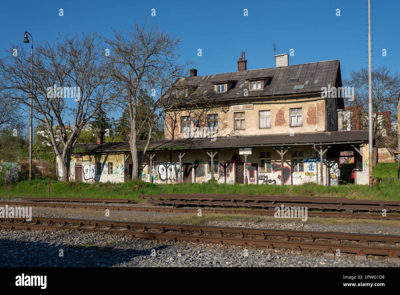 Stazione ferroviaria Modřany a Praga, precedentemente utilizzata per il servizio passeggeri, ora solo per il trasporto merci. In parziale riparazione. Foto Stock