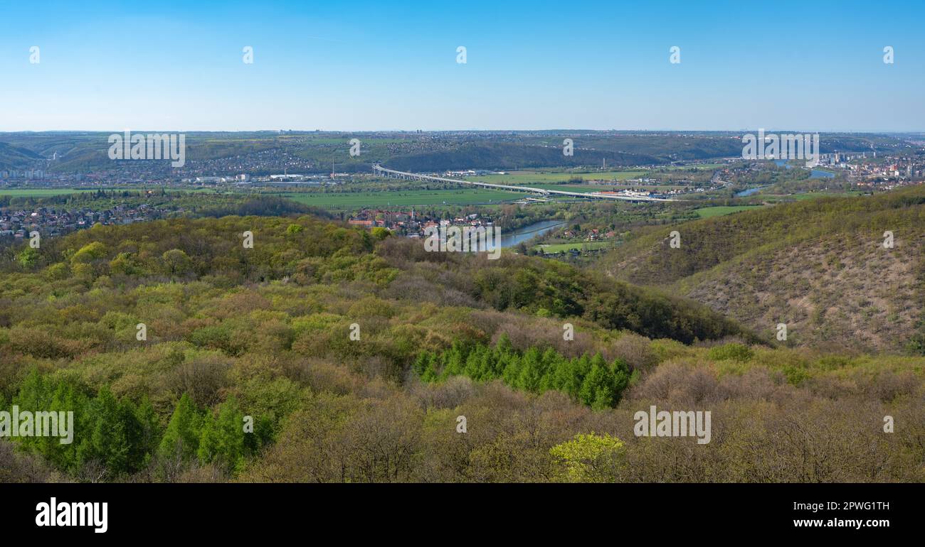Guarda dall'acropoli boscosa dell'oppidum celtico Závist verso la confluenza dei fiumi Moldava e Berounka e verso la parte meridionale di Praga con il ponte autostradale. Foto Stock