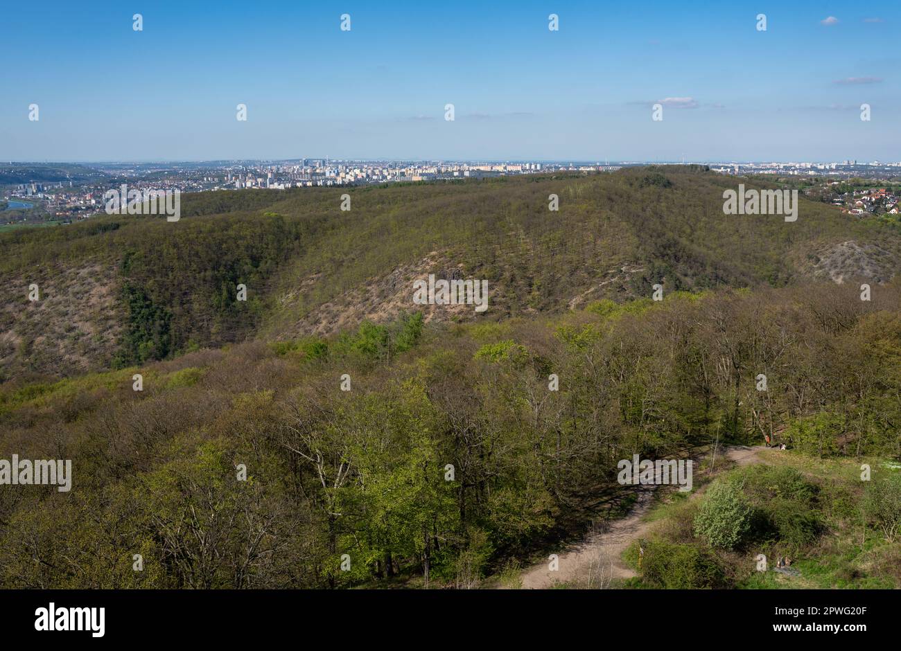 Guarda dall'acropoli boschiva dell'oppidum celtico Závist verso Praga, sulla cresta di Šance dove si trova un'altra parte del complesso. Foto Stock