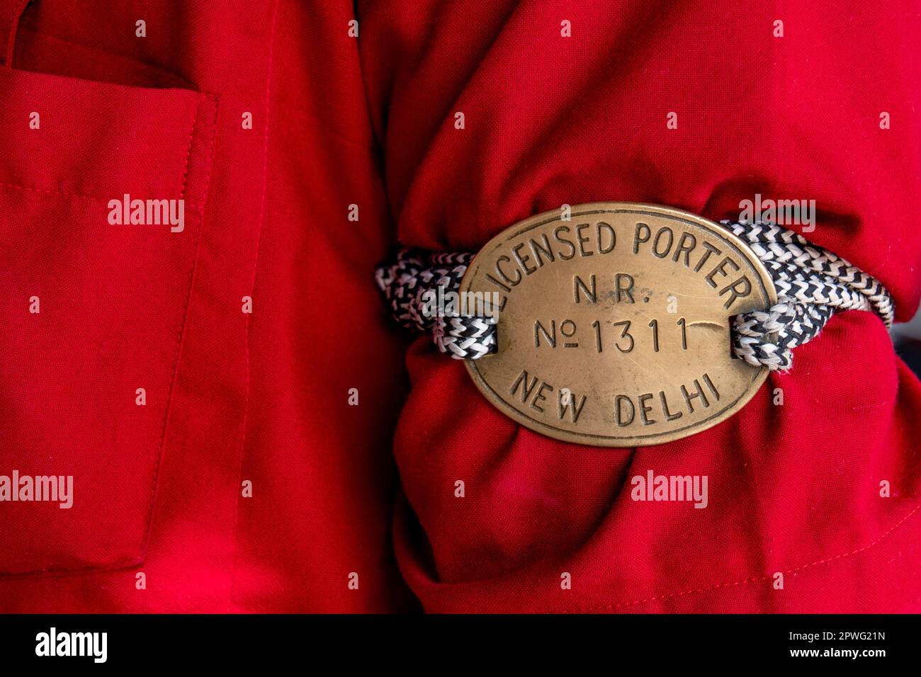 Un portieri ufficiale ID tag, New Delhi stazione ferroviaria, Delhi, India Foto Stock