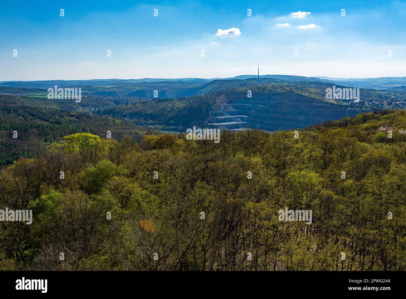 Guarda dalla torre panoramica dell'oppidum celtico di Závist vicino a Praga verso la valle della Moldava e le colline di Brdy, con una cava di pietra, e il trasmettitore Cukrák. Foto Stock