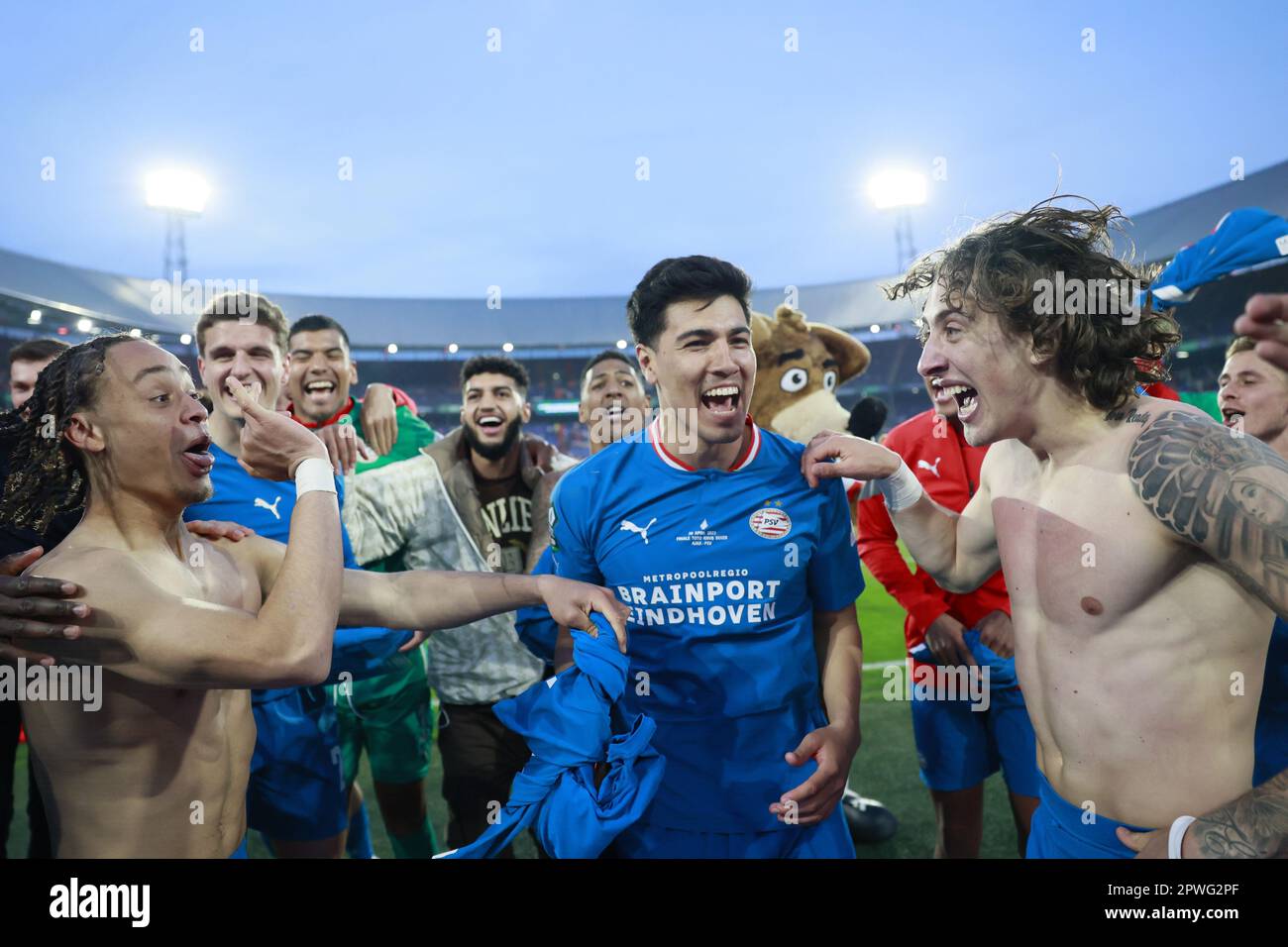 ROTTERDAM - (lr) Xavi Simons di PSV Eindhoven, Erick Gutierrez di PSV Eindhoven, Fabio Silva di PSV Eindhoven festeggia la vittoria dopo la finale della Toto KNVB Cup tra PSV e Ajax allo Stadion de Kuip di Feyenoord il 30 aprile 2023 a Rotterdam, Paesi Bassi . ANP ROBIN VAN LONKHUIJSEN Foto Stock