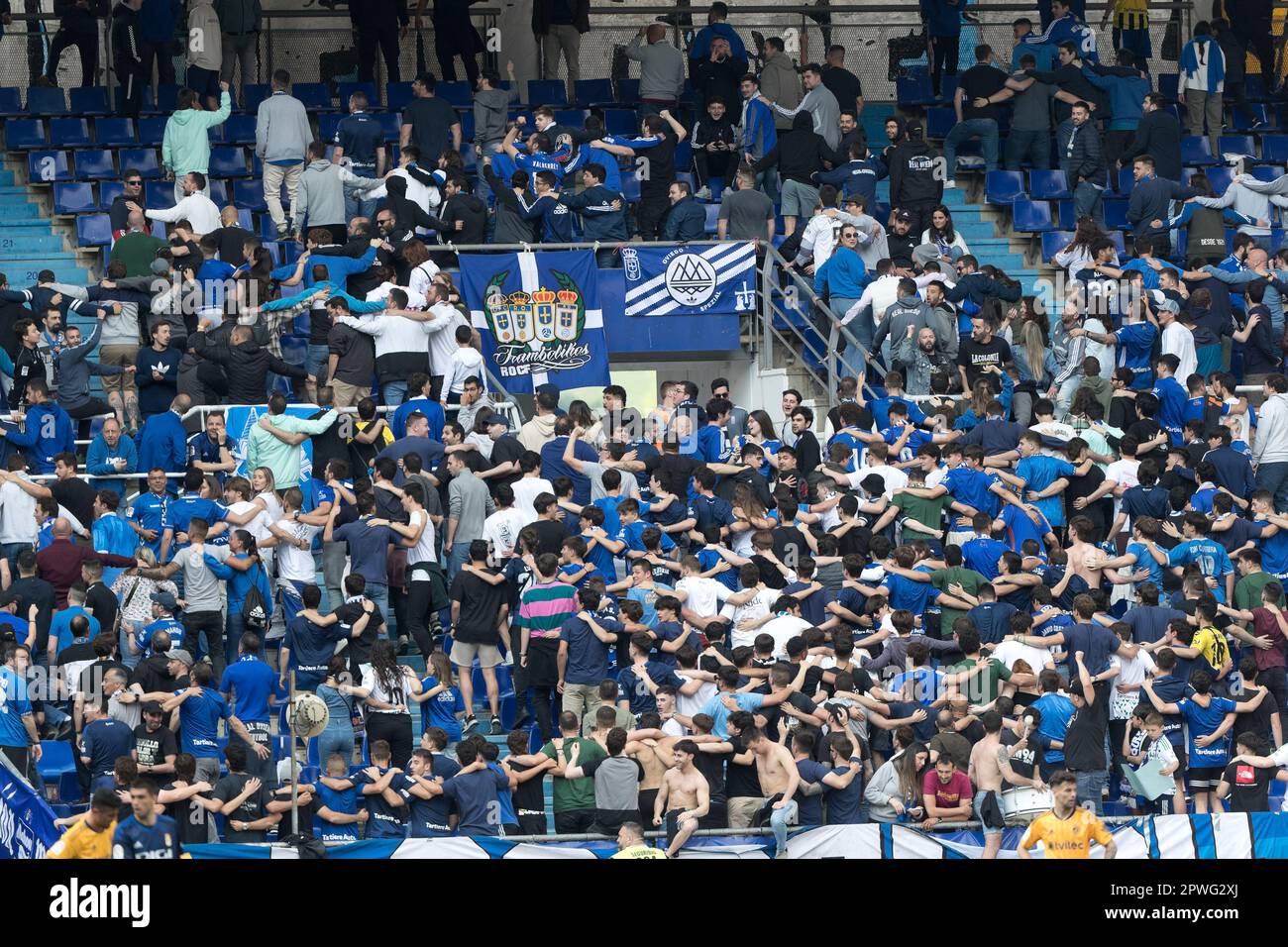 30.04.23 Oviedo, norte de España. Fútbol; Real Oviedo - Ponferradina de la liga SmartBank, liga2, jornada 38, en el nuevo Carlos Tartiere. Afición Real Oviedo Credit.: Aurelio Flórez/Alamy Foto Stock