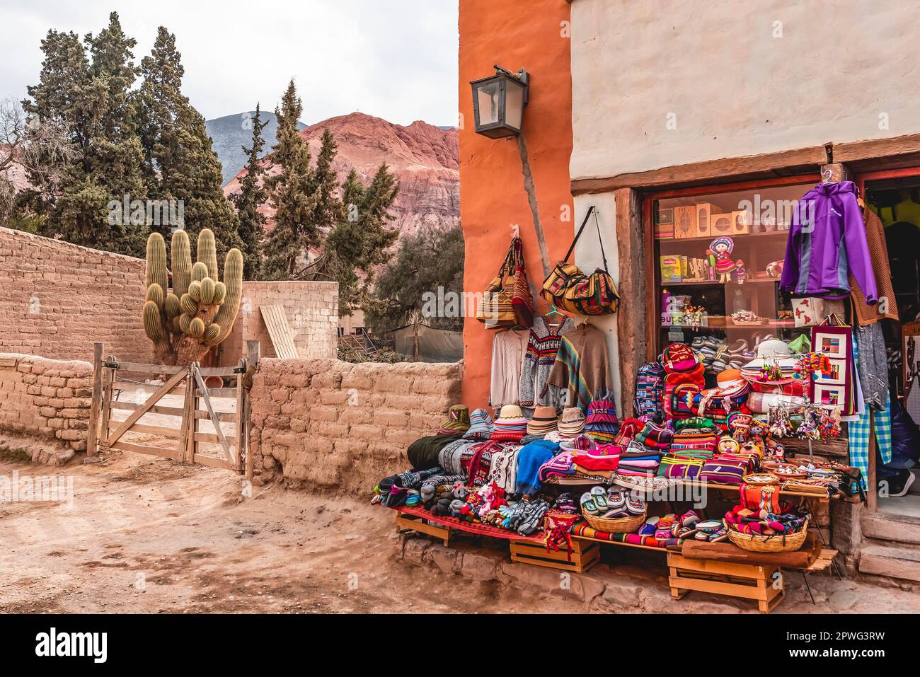 Purmamarca, Jujuy, Argentina - Settembre 2019: Vendita artigianale a Purmamarca Foto Stock