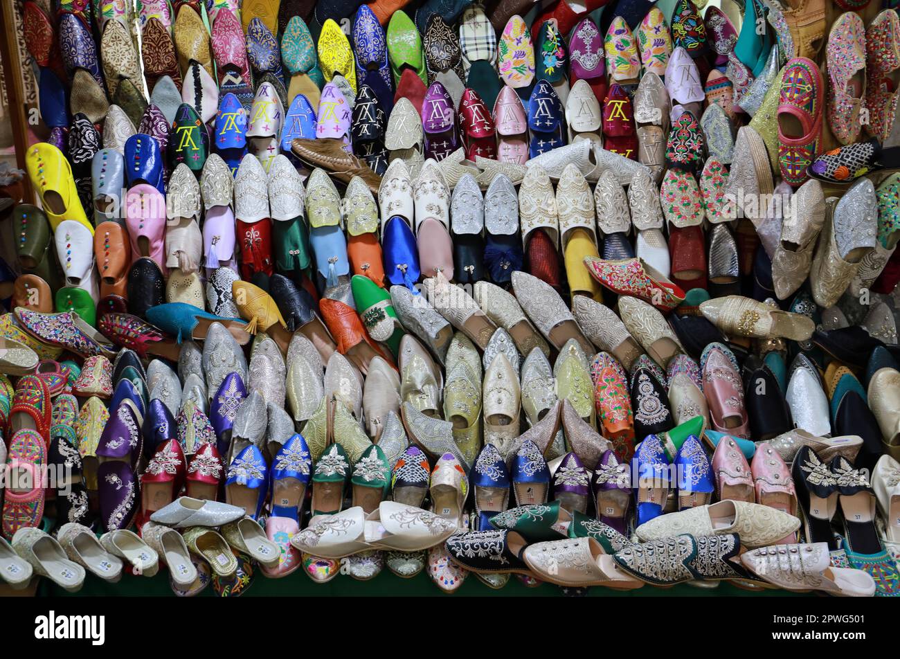 Pantofole marocchine in vendita in una bancarella del mercato Foto Stock