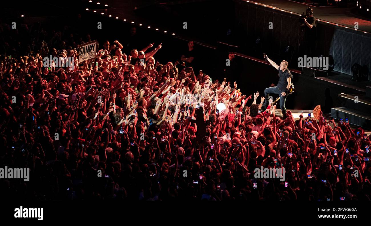 BARCELLONA, SPAGNA - Aprile 28 Bruce Springsteen suona sul palco a Estadi Olimpic il primo concerto del suo European Tour il 28 Aprile 2023 a Barcellona, Spagna. Foto Stock