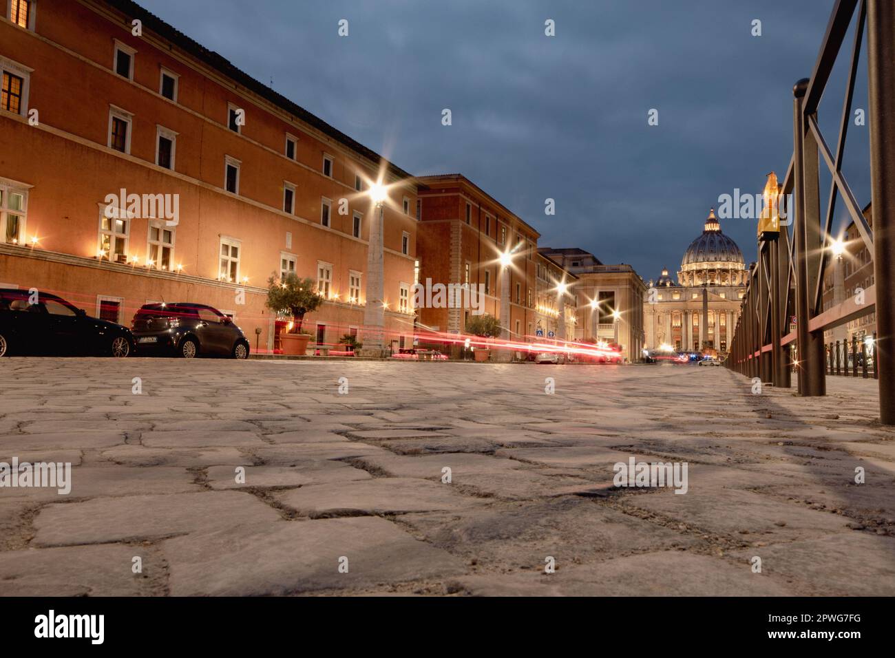 Roma di notte, sentiero roccioso per San Peter's Square, angolo basso, sentieri leggeri Foto Stock