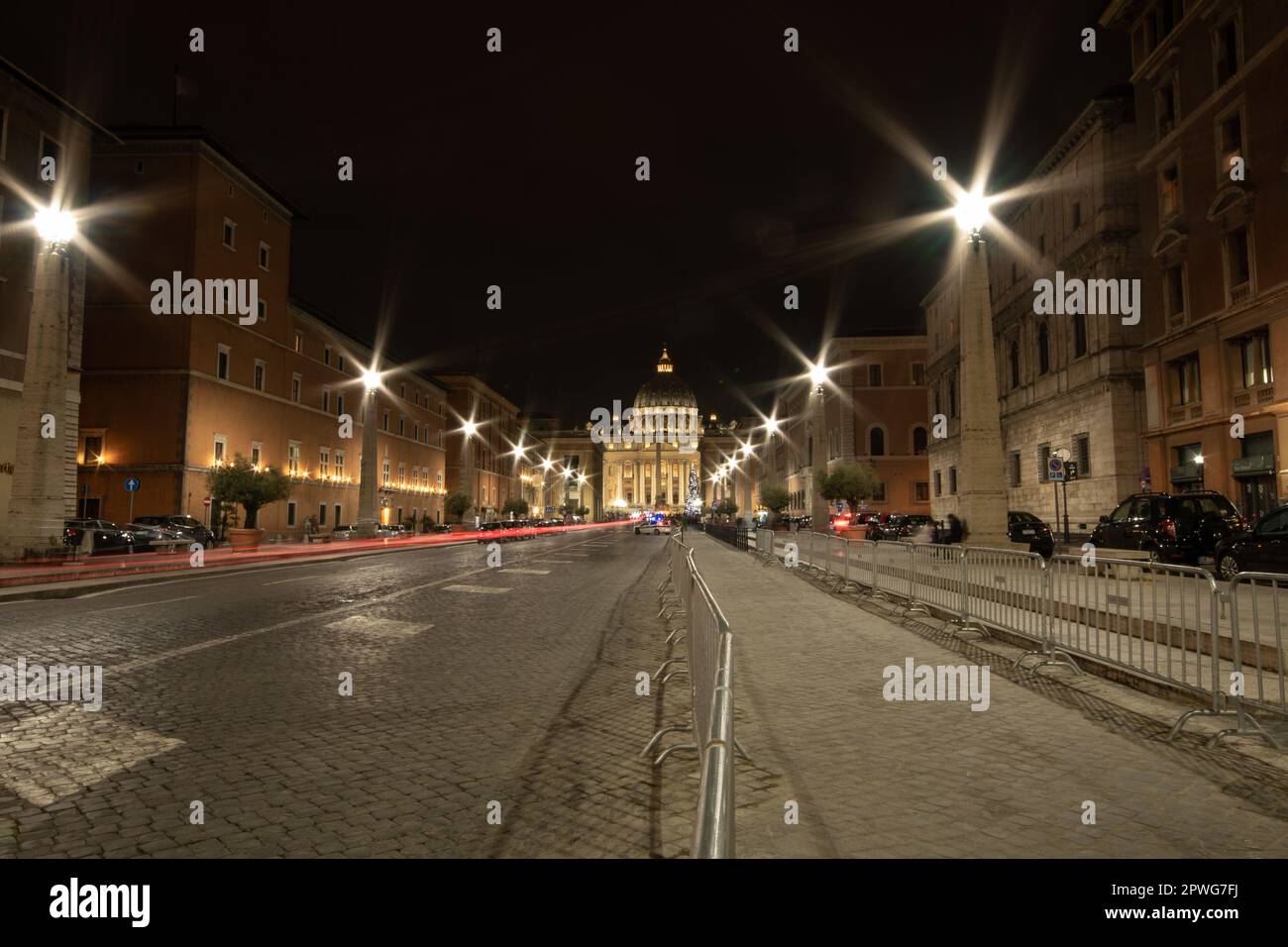 Roma di notte, sentiero roccioso per San Peter's Square, angolo basso, sentieri leggeri Foto Stock