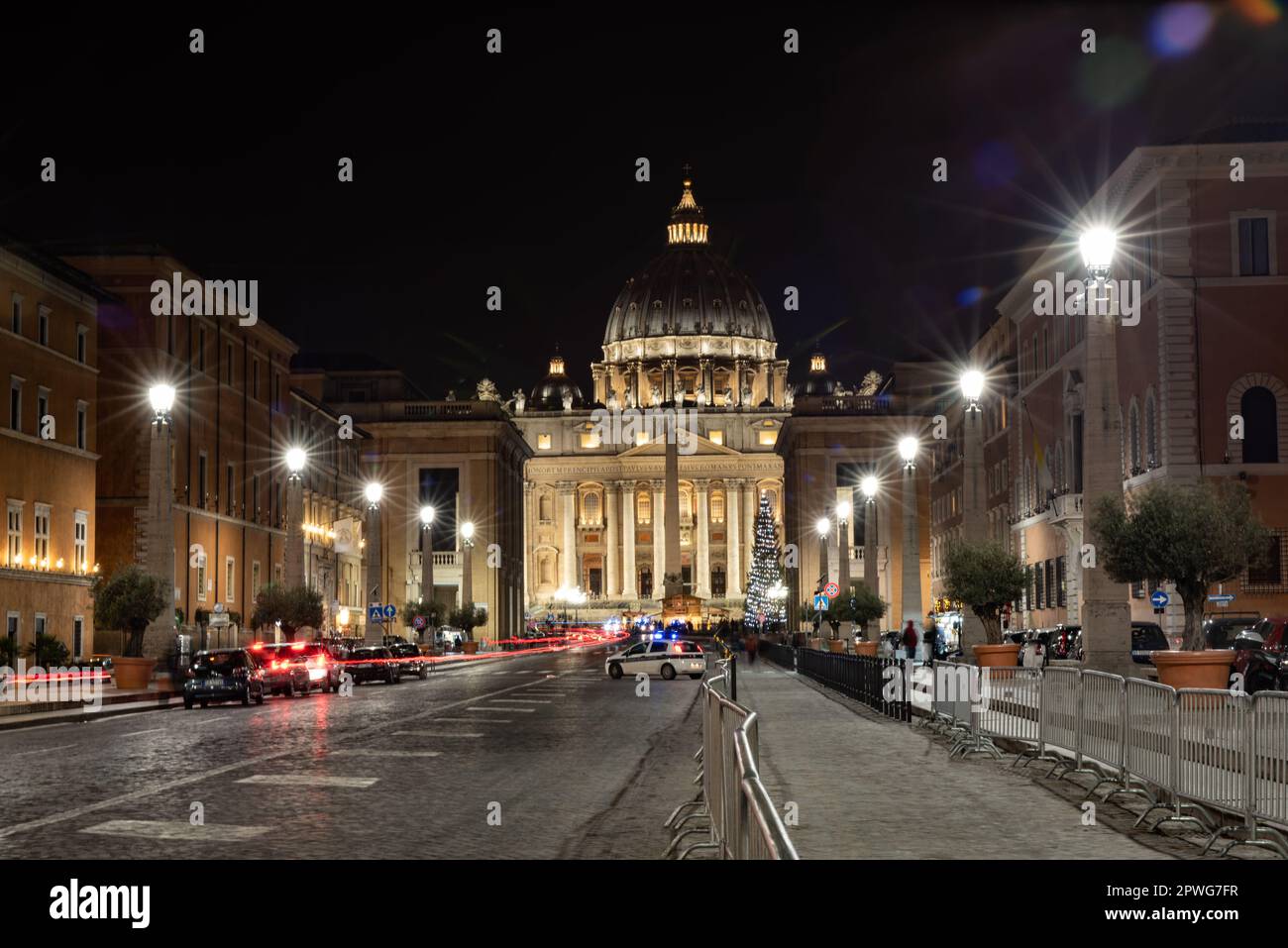 Roma di notte - Vista della Cattedrale di San Pietro da Via conciliazione Foto Stock