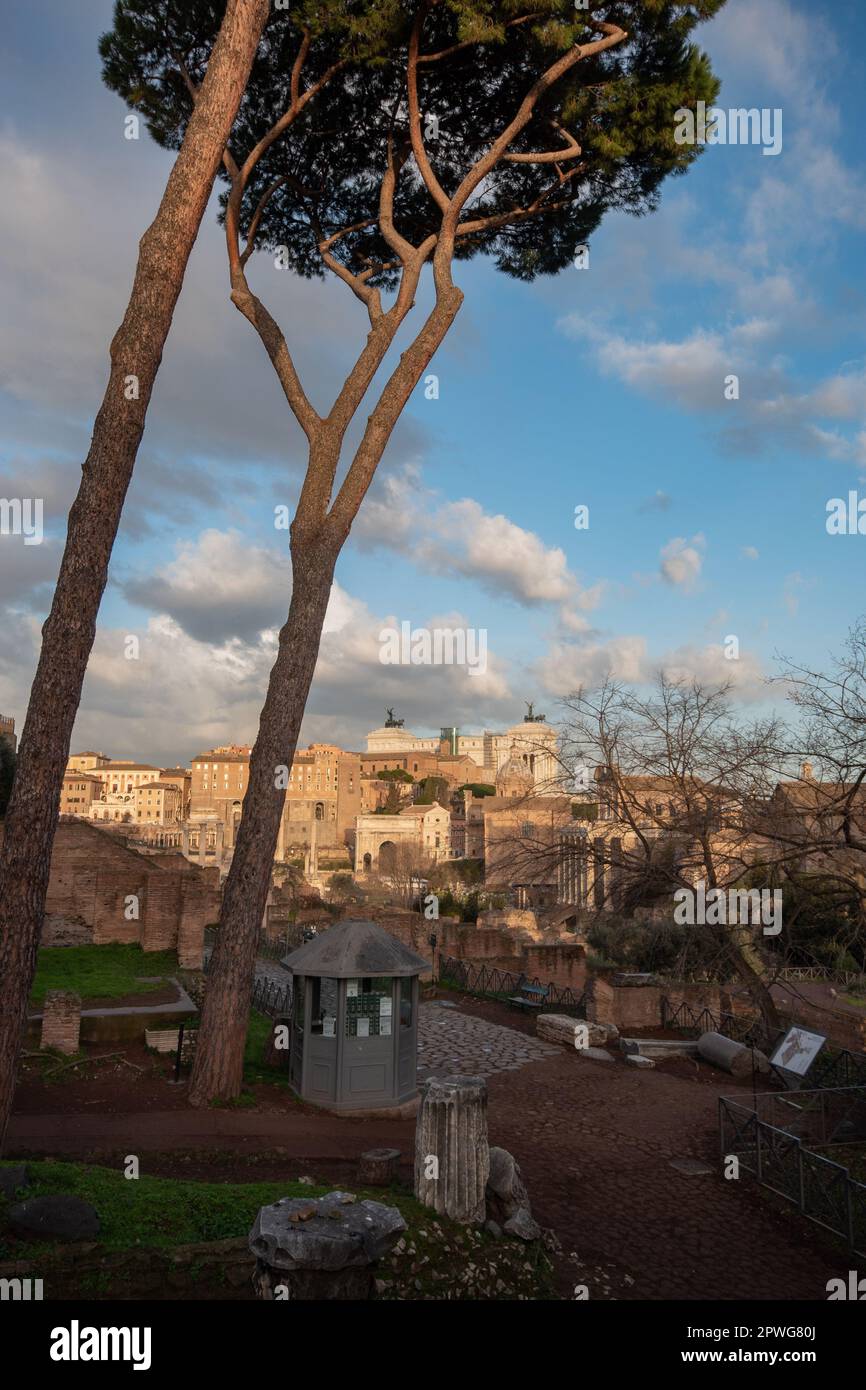 Italia, Vista di Roma dai fori Imperiali in una mattinata di sole Foto Stock