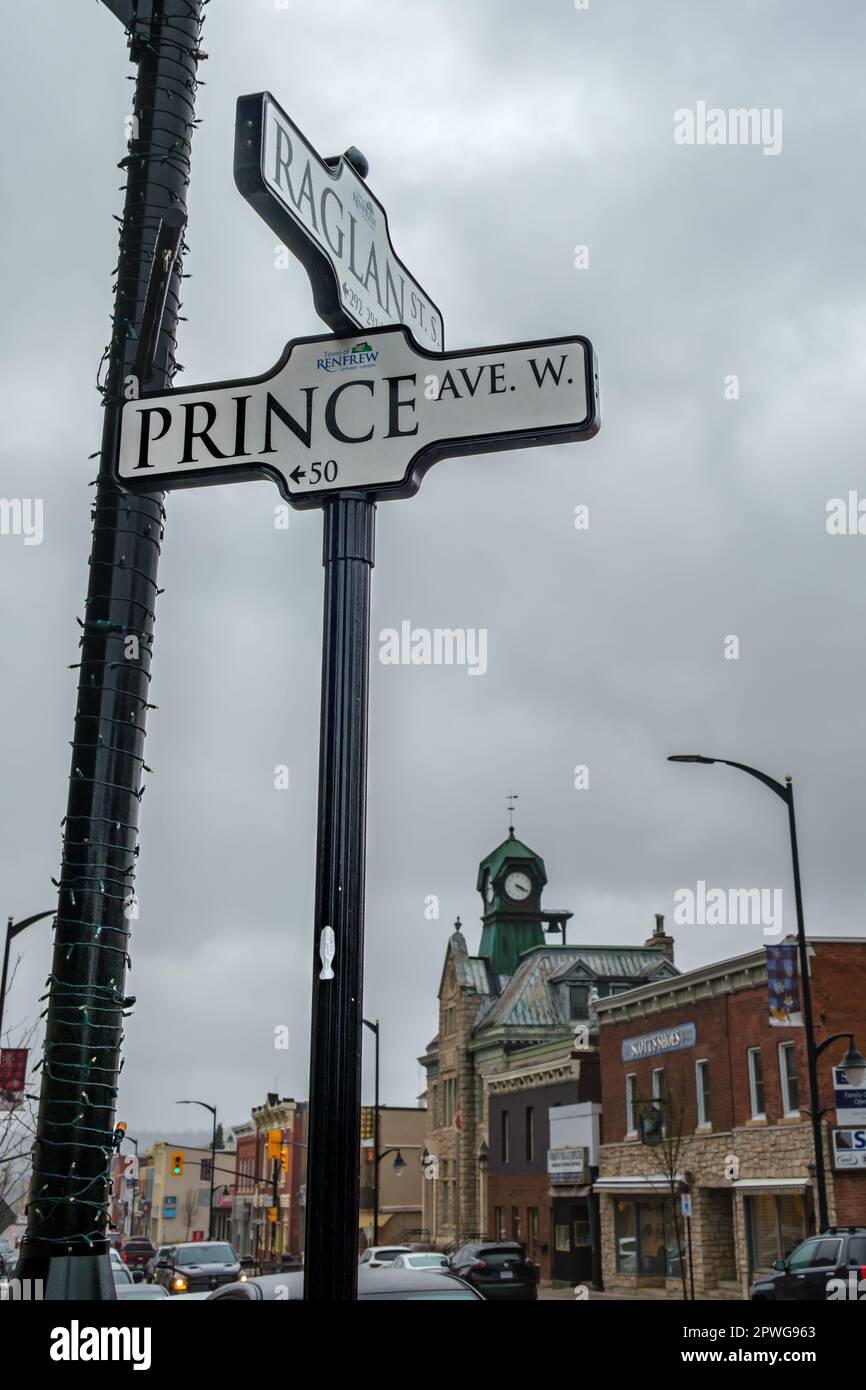 Renfrew, Ontario, Canada - 29 aprile 2023: Indicazioni stradali all'incrocio di Raglan St S e Prince Ave. W. Foto Stock