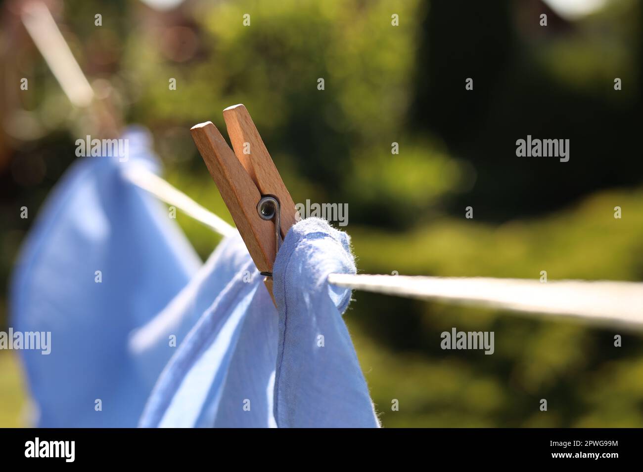 Asciugare i vestiti in giardino, primo piano. Focus su clothespin Foto Stock