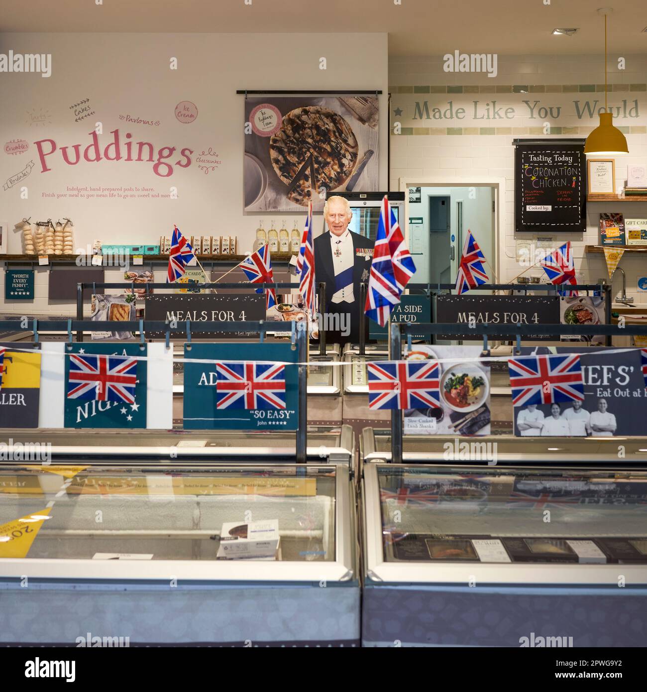 Espositore di celebrazione dell'incoronazione di re Carlo III in un negozio di alimentari Foto Stock